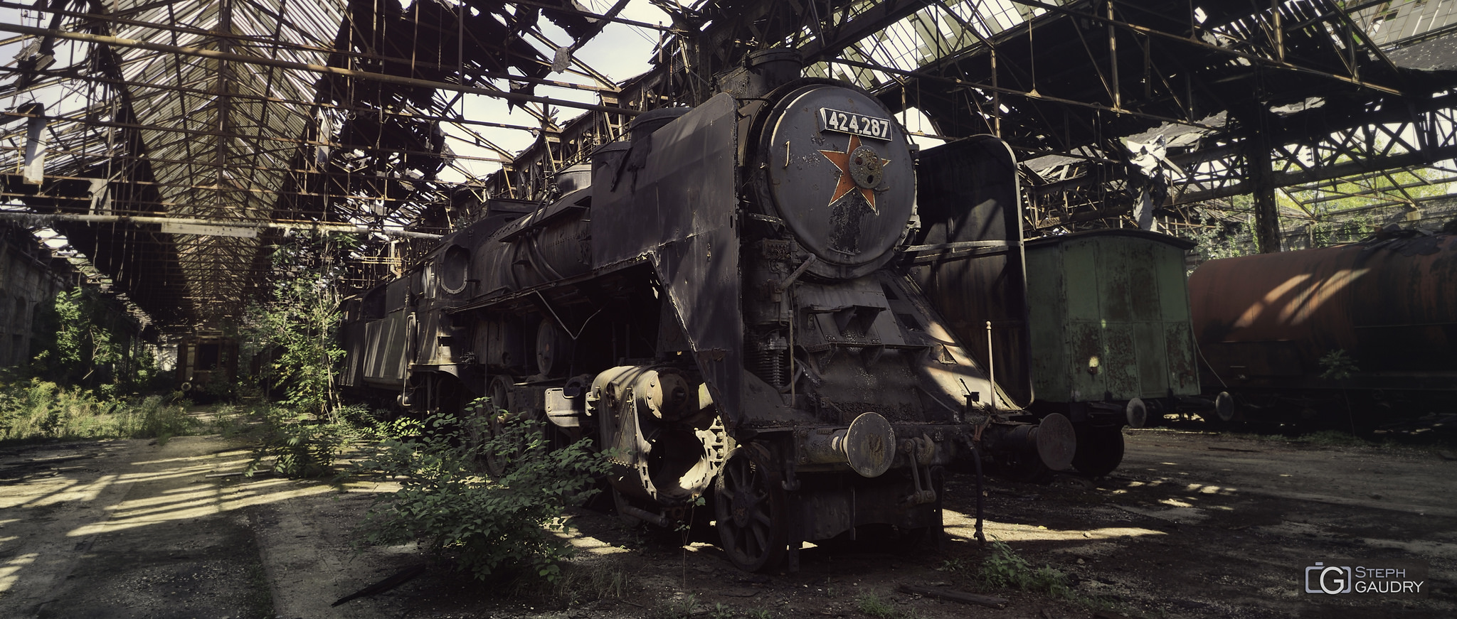 MÁV 424-287 (Abandoned Red star train) [Click to start slideshow]