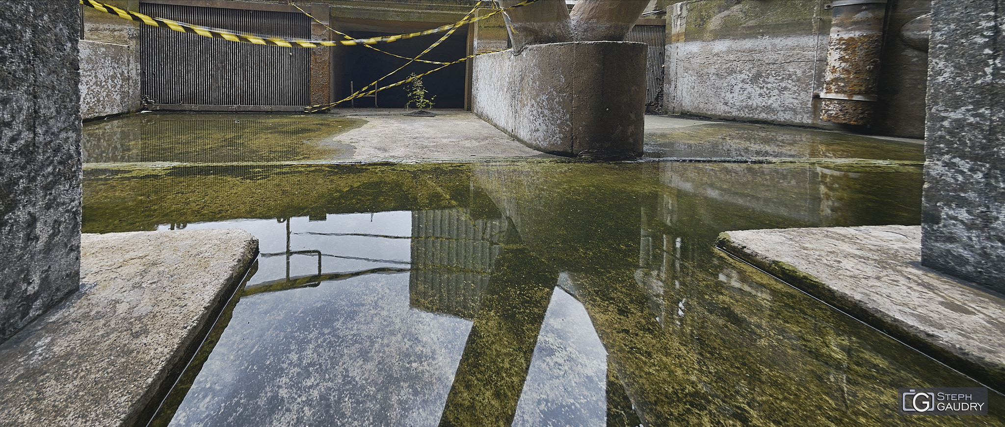 Reflect under the cooling tower [Klik om de diavoorstelling te starten]