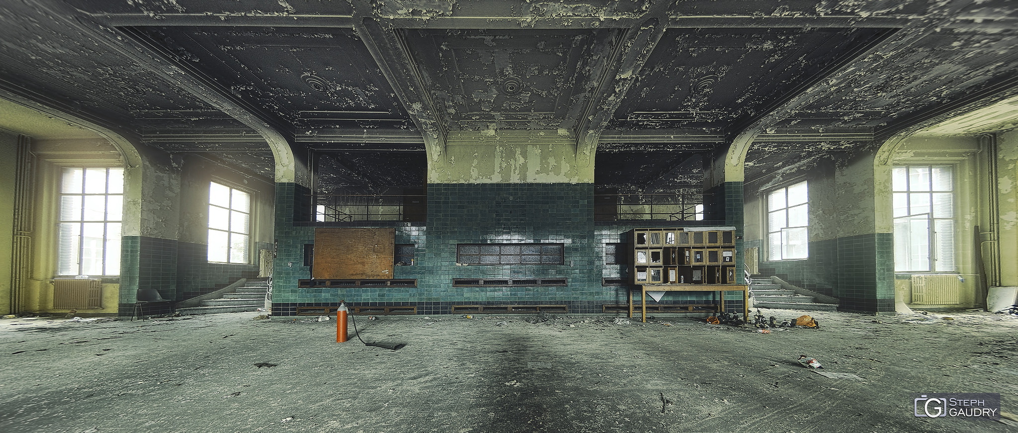 Hall d'entrée de l'Institut de Chimie et de Métallurgie [Cliquez pour lancer le diaporama]