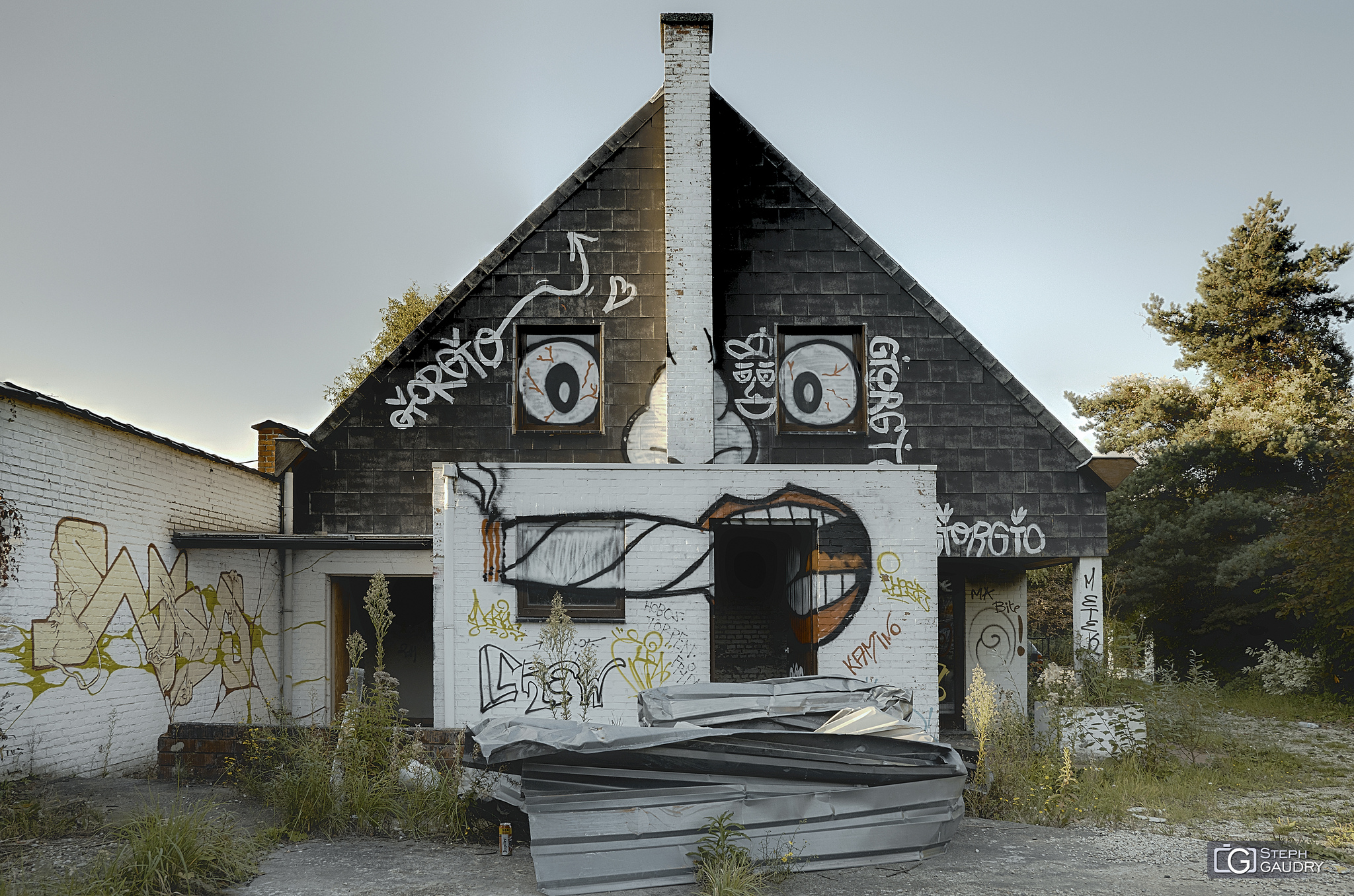 Doel, The haunted house watches you [Click to start slideshow]