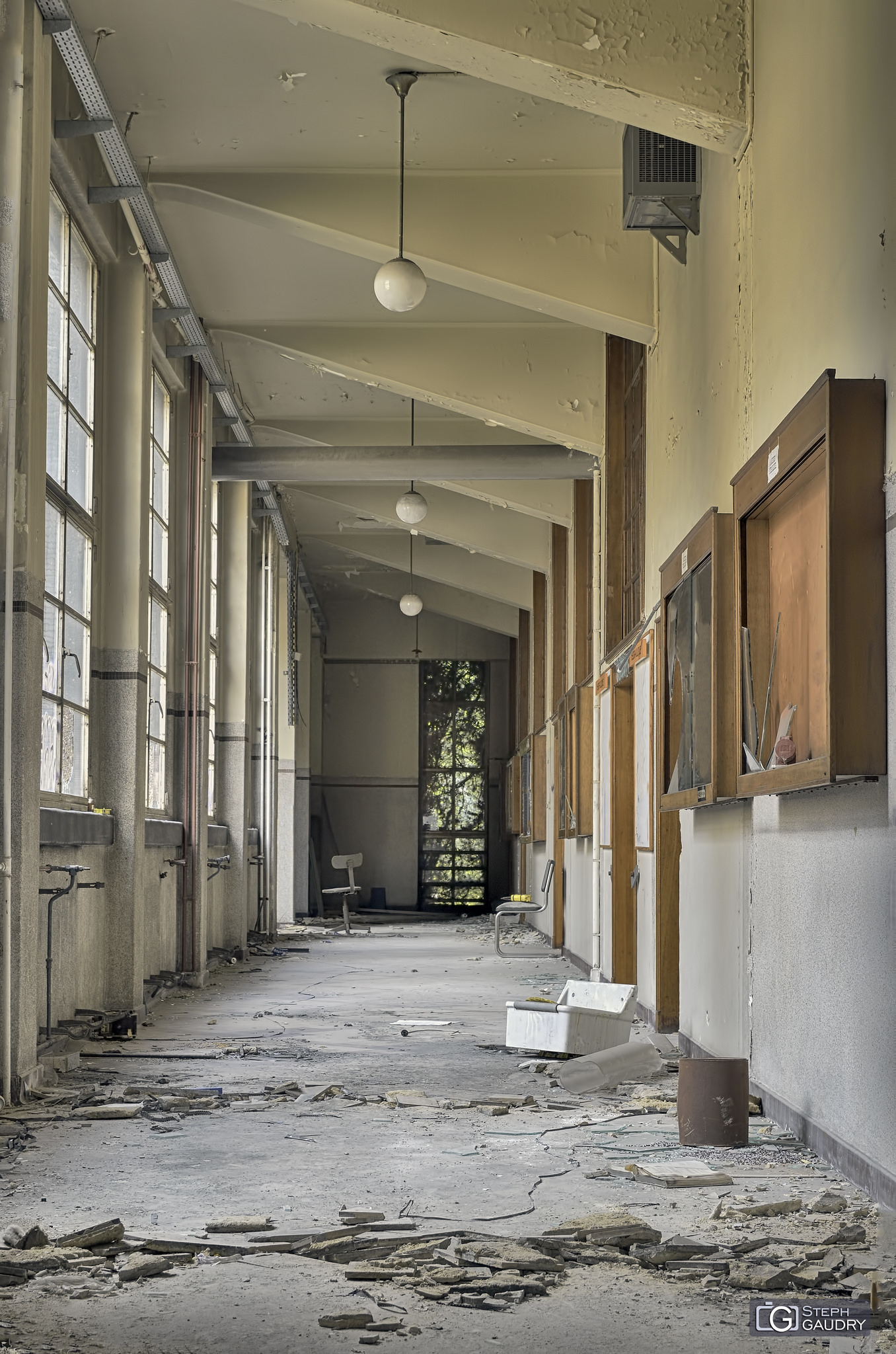 L'institut de mécanique abandonné / Institut de mécanique - couloir décrépi