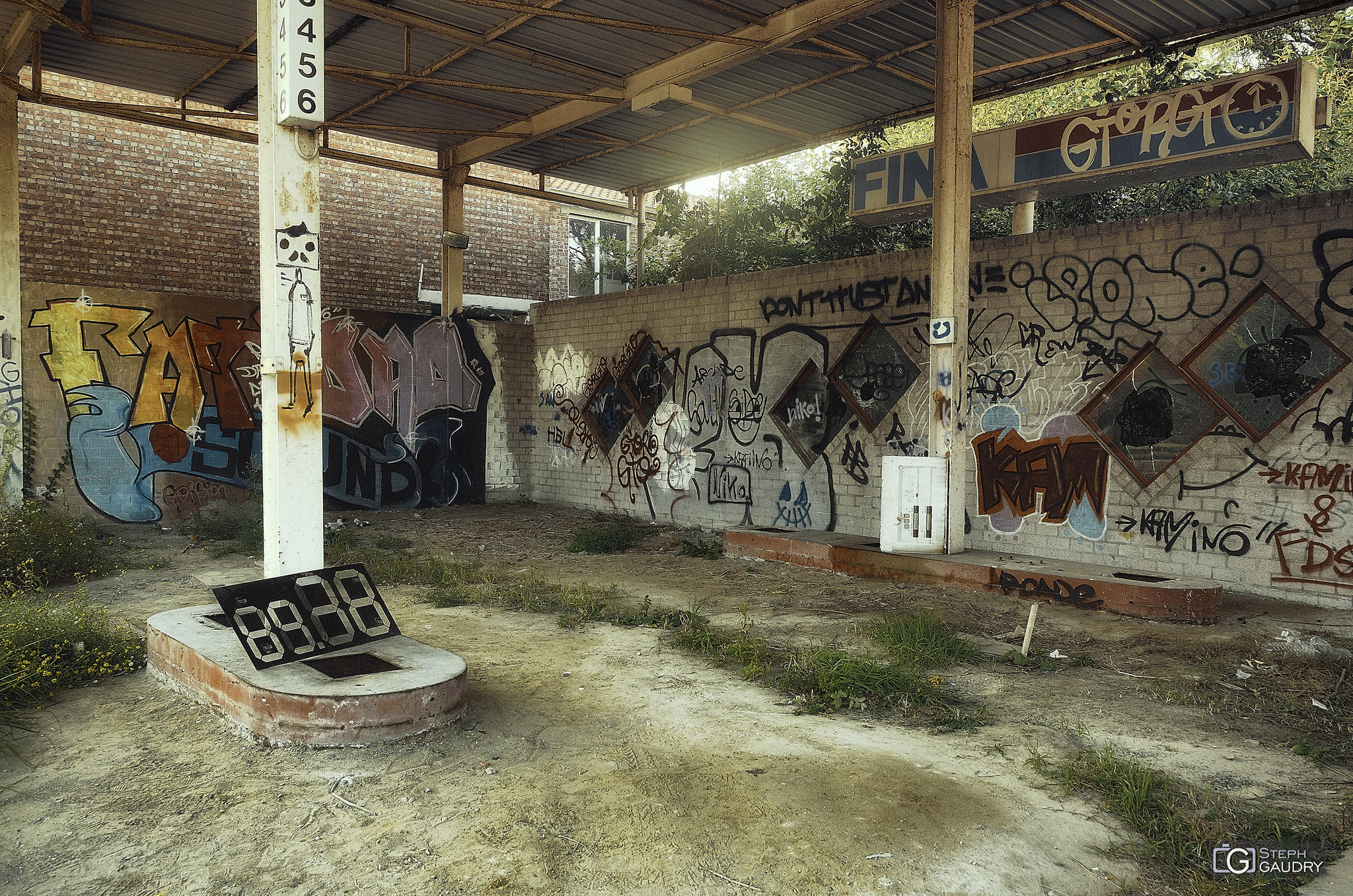 Doel, Abandoned gas station [Click to start slideshow]