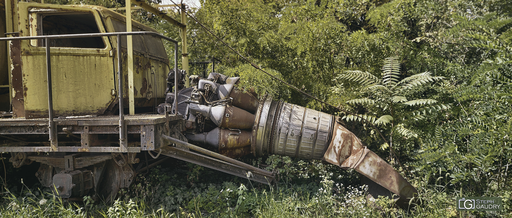 Un torboréacteur abandonné dans les bois [Click to start slideshow]