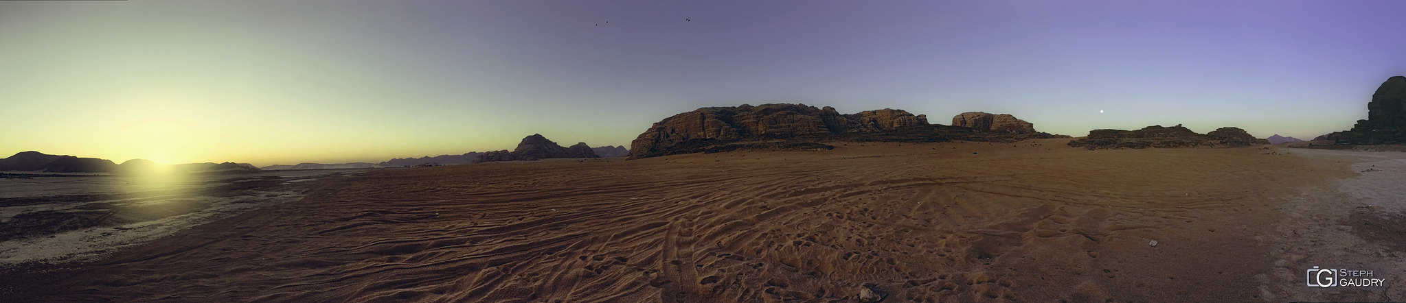 Wadi-Rum panorama gsm [Click to start slideshow]