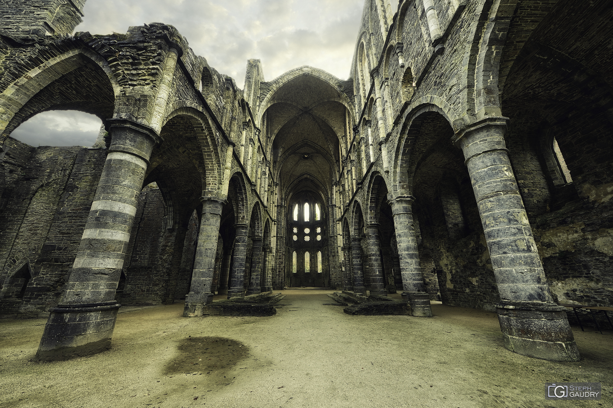 Abbaye de Villers: Nef et bas-côtés, vus depuis la travée