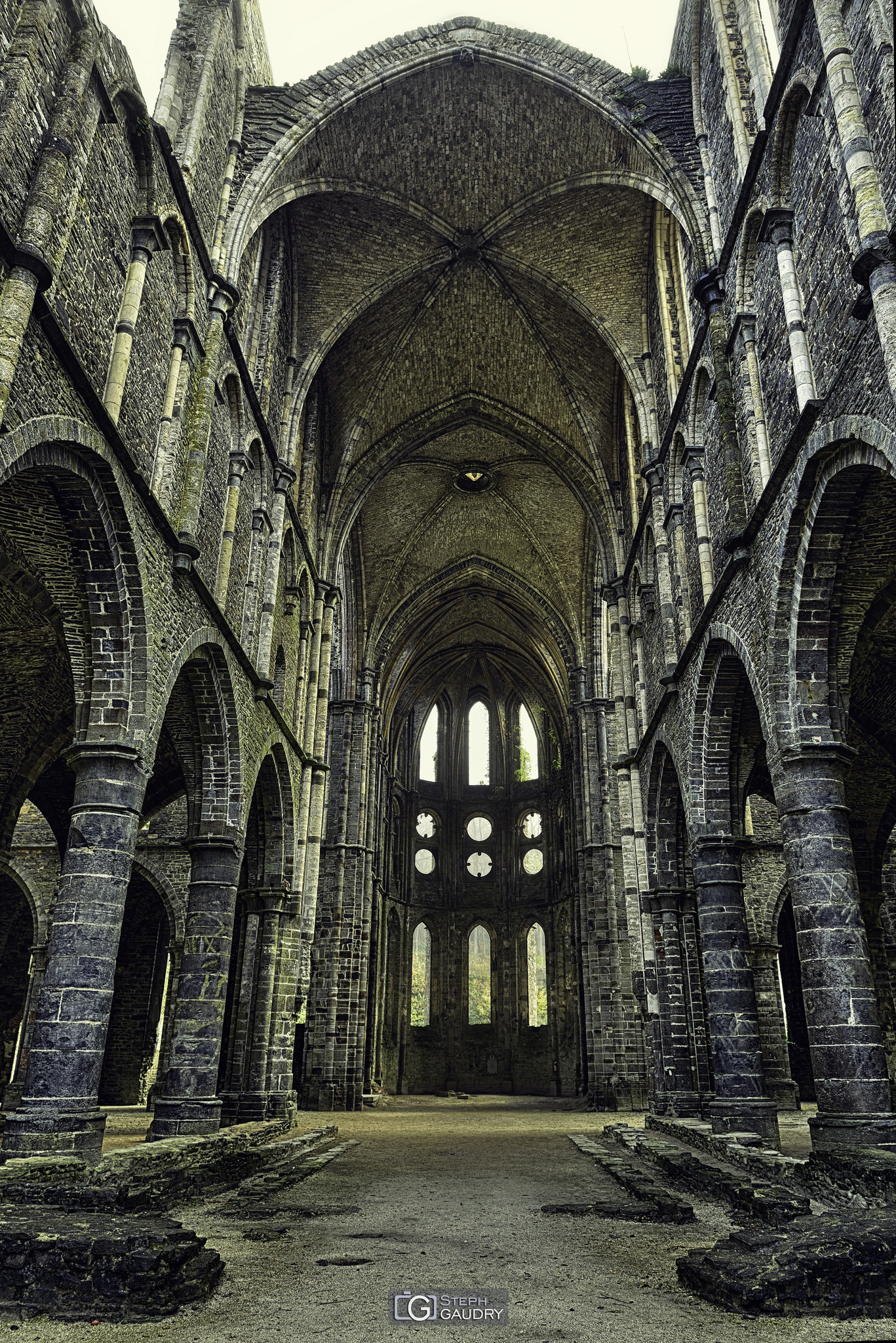 Abbaye de Villers: Coeur, vu de la nef - cadrage original [Klik om de diavoorstelling te starten]