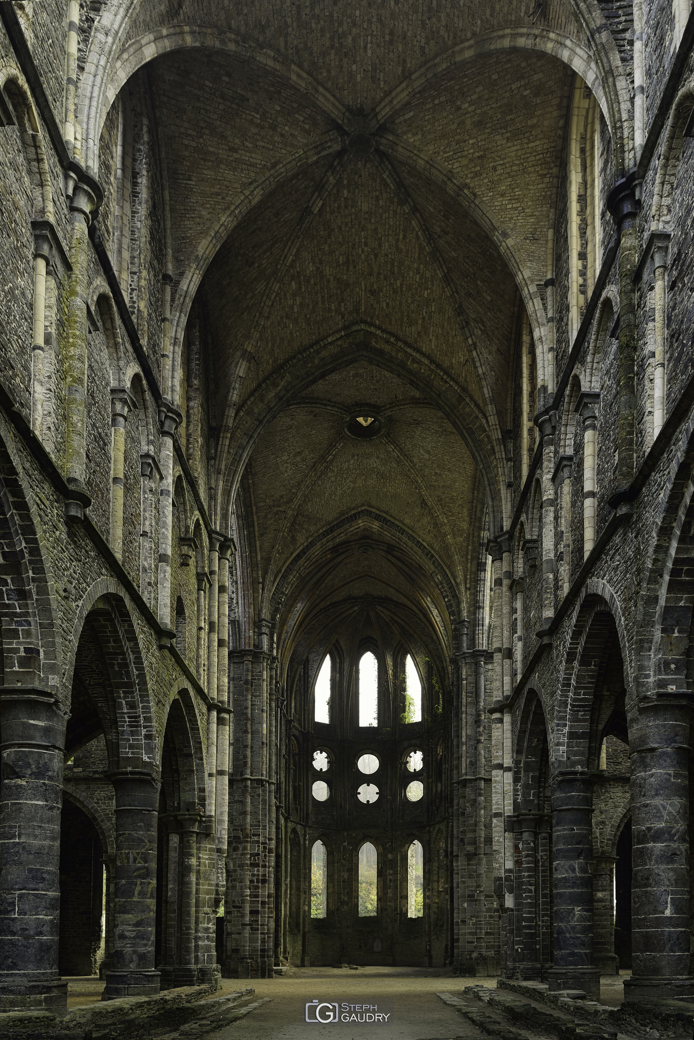 Abbaye de Villers: Coeur, vu de la nef - version finale [Klik om de diavoorstelling te starten]