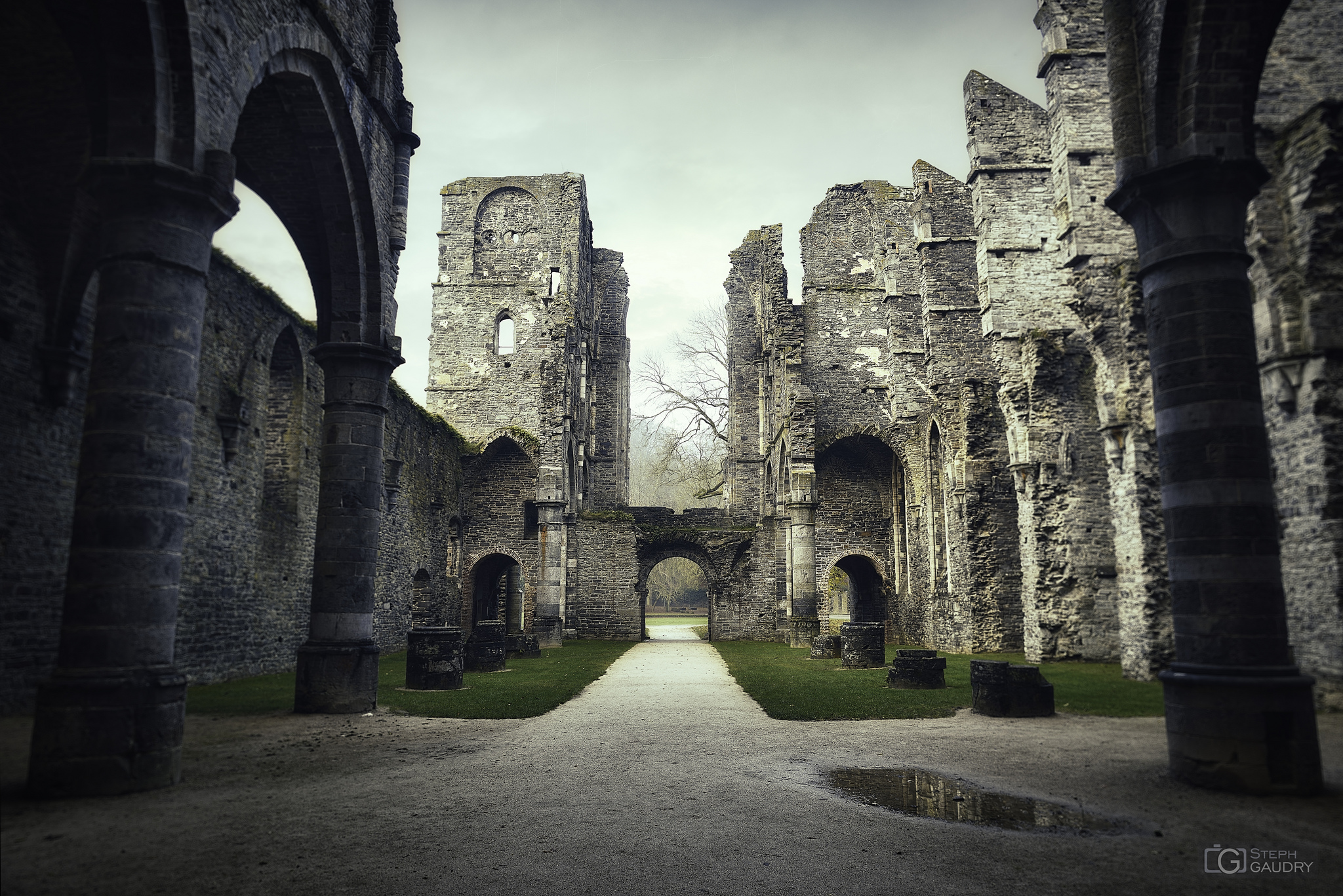 Abbaye de Villers: porche d'entrée vu depuis le transept [Klik om de diavoorstelling te starten]