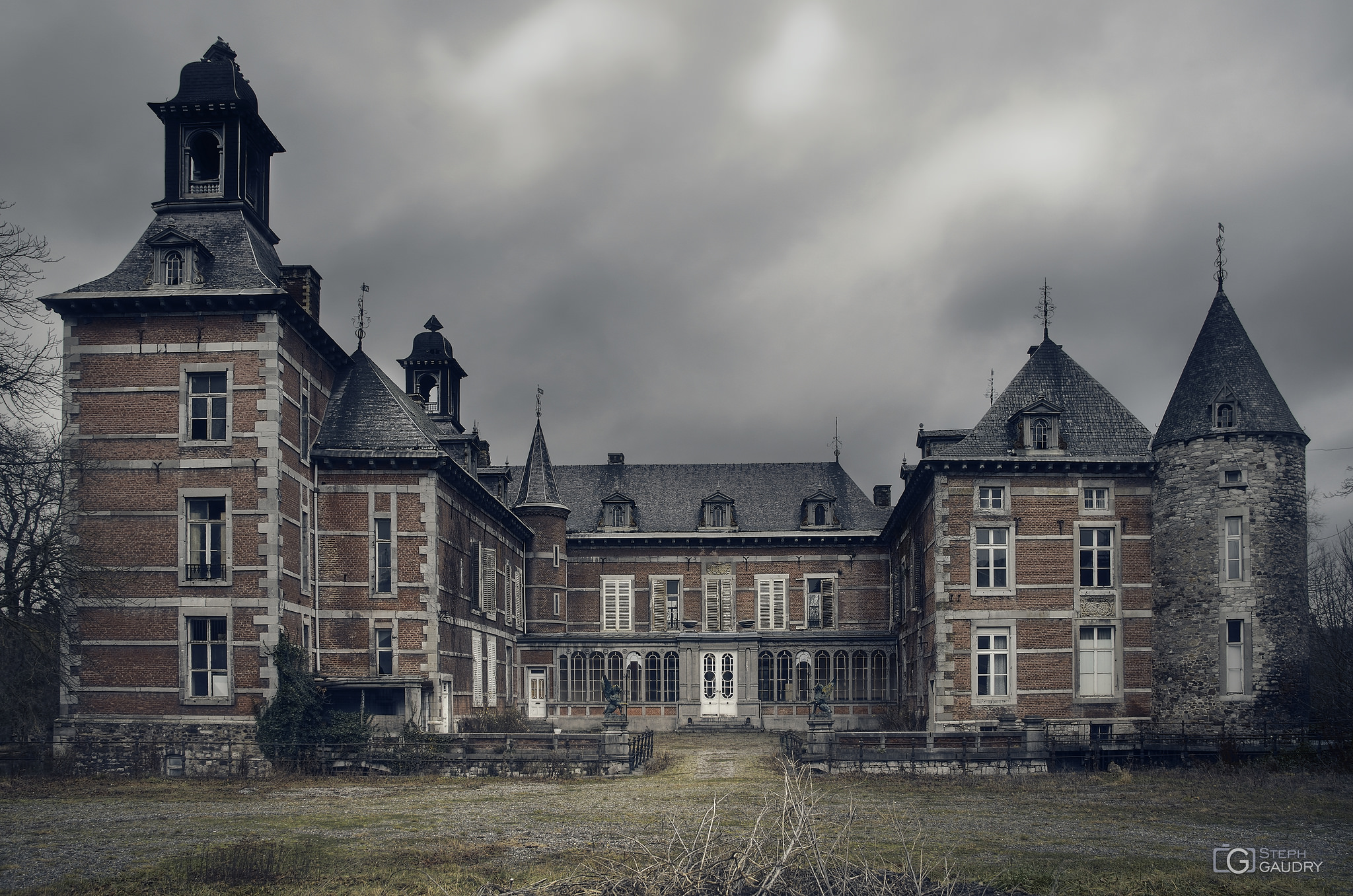 Fermes et ateliers abandonnés / Château ferme aux gardiens zélés