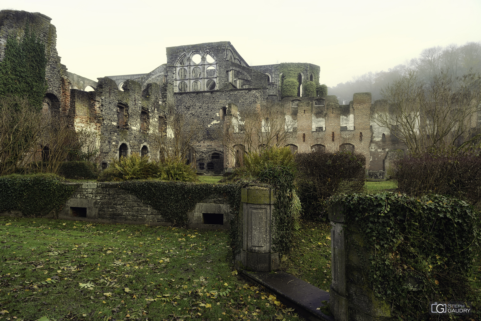 Abbaye de Villers: chauffoir, salle des moines, et infirmerie [Klicken Sie hier, um die Diashow zu starten]