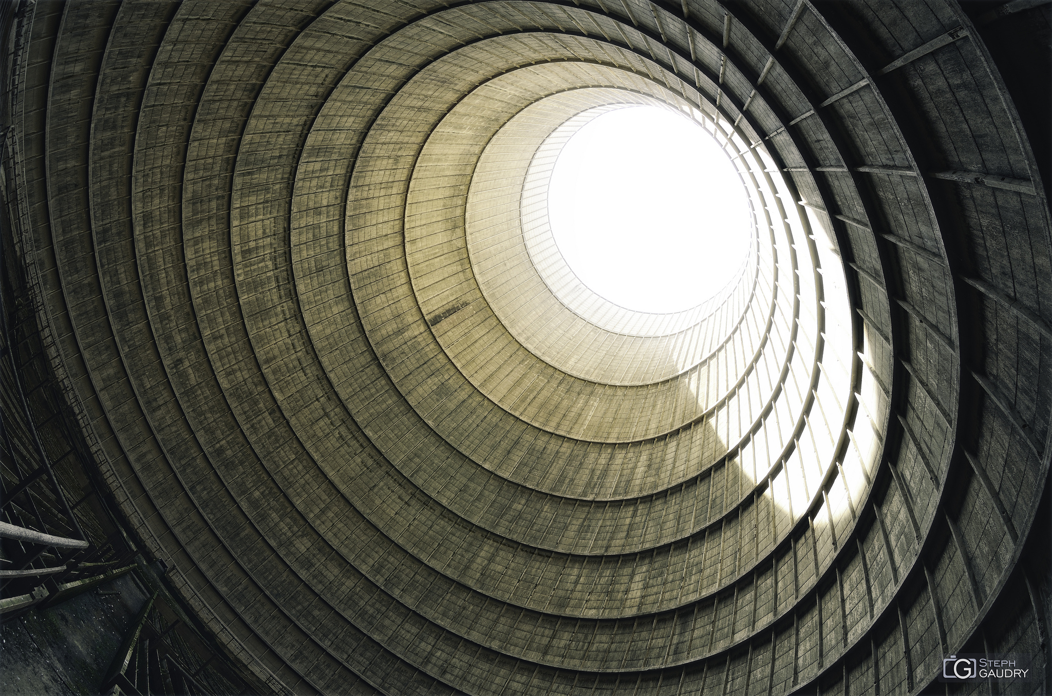 Architecture et graphisme / Cooling tower - Vertigo of the low-angle shot