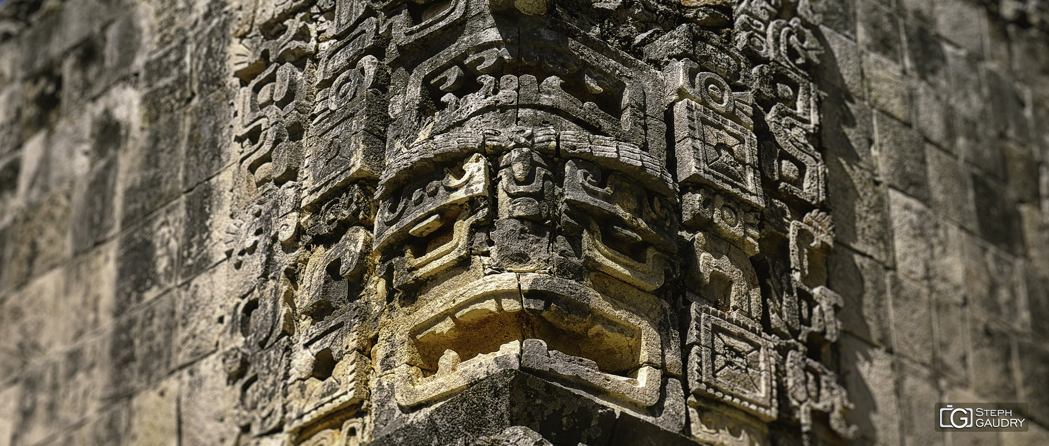 Uxmal - gros plan sur une tête en bas relief