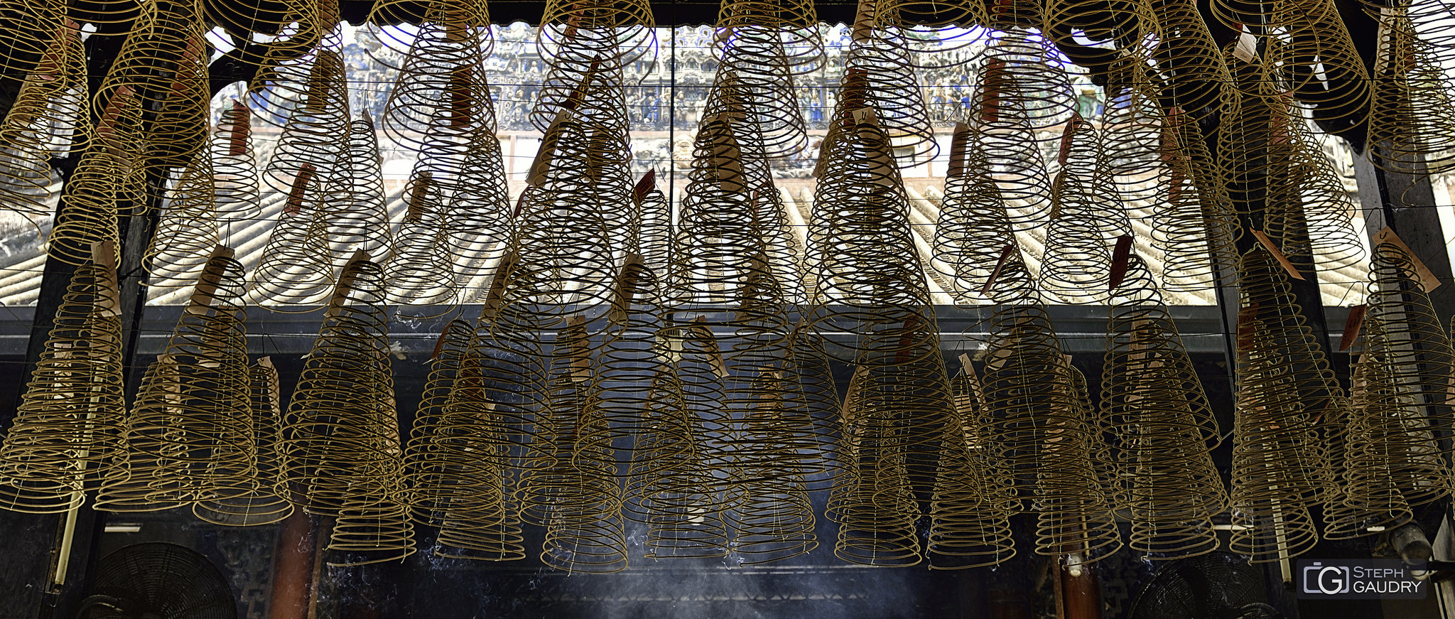 Spirales d'encens au plafond du temple [Click to start slideshow]