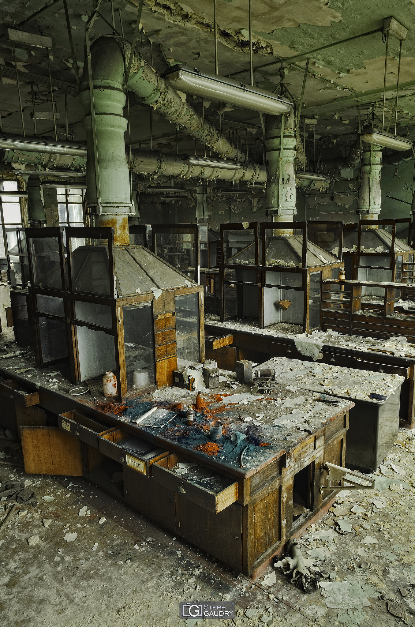 Université du VB / Primary colors - abandoned lab