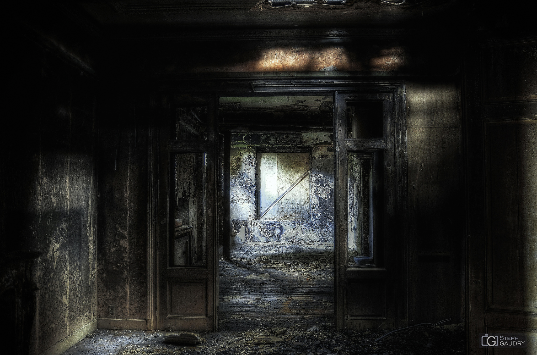 Burned-out dining room [Cliquez pour lancer le diaporama]