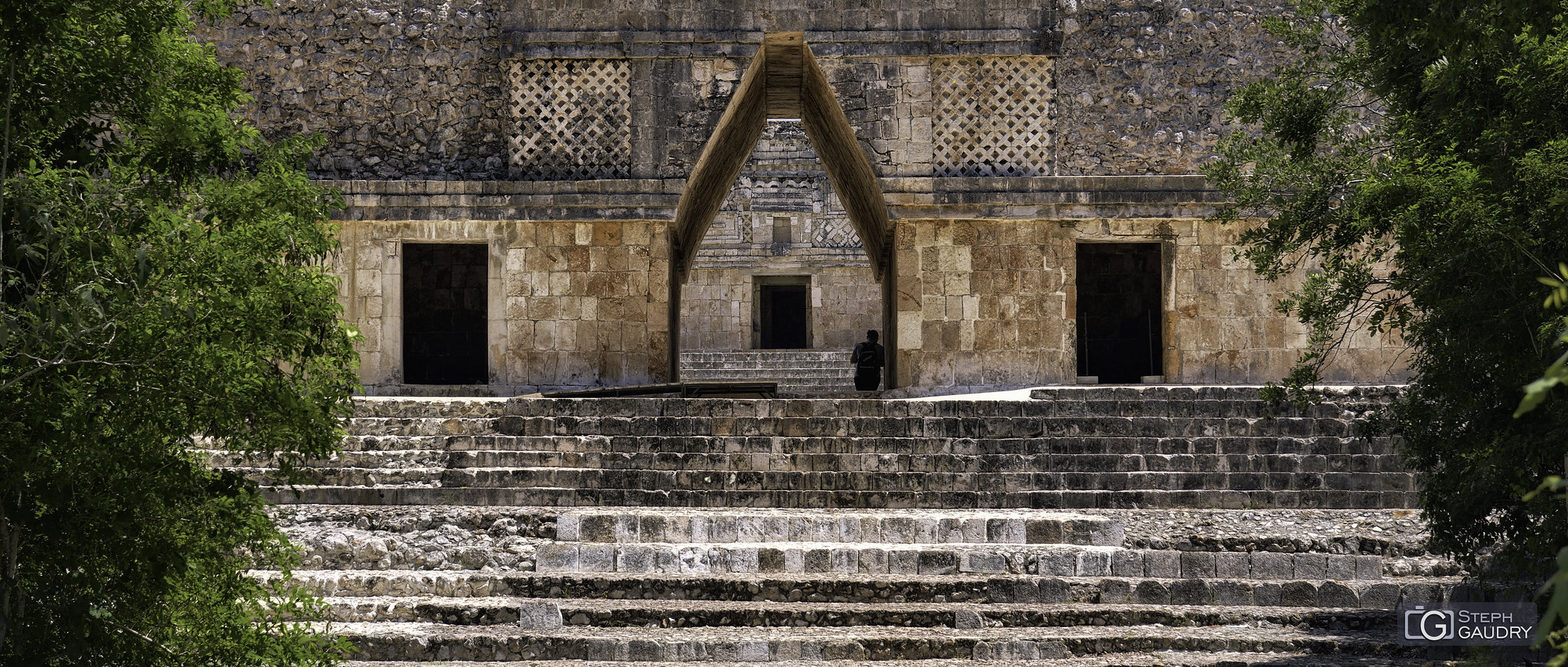 Uxmal - arche du quadrilatère des nonnes depuis le jeu de balle