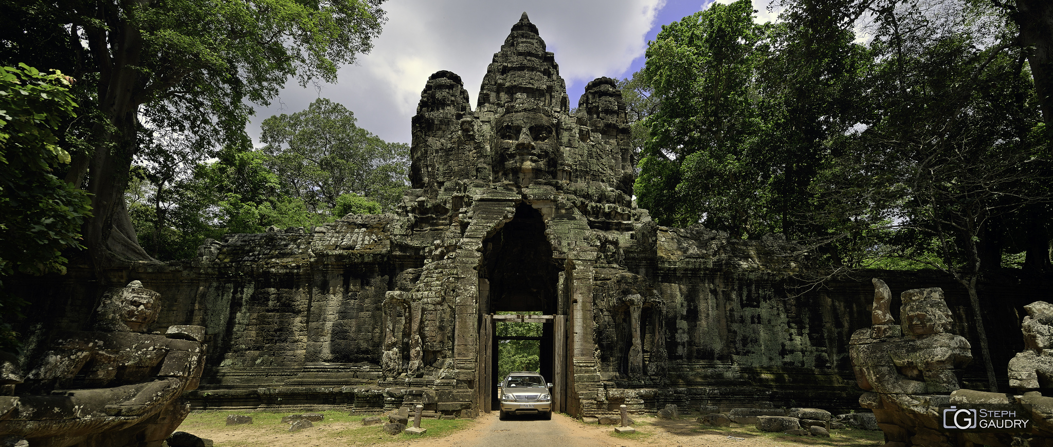 La porte de la victoire, en direction d'Angkor Tom [Klik om de diavoorstelling te starten]