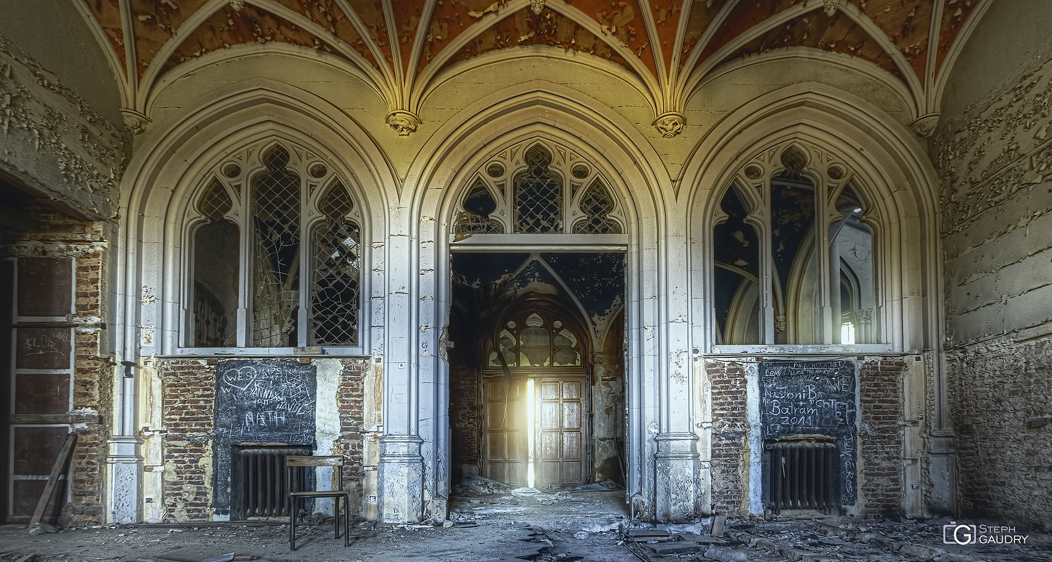 Le château de Noisy / Château de Noisy - l'entrée vue depuis la classe 1, ou salle au plafond rouge