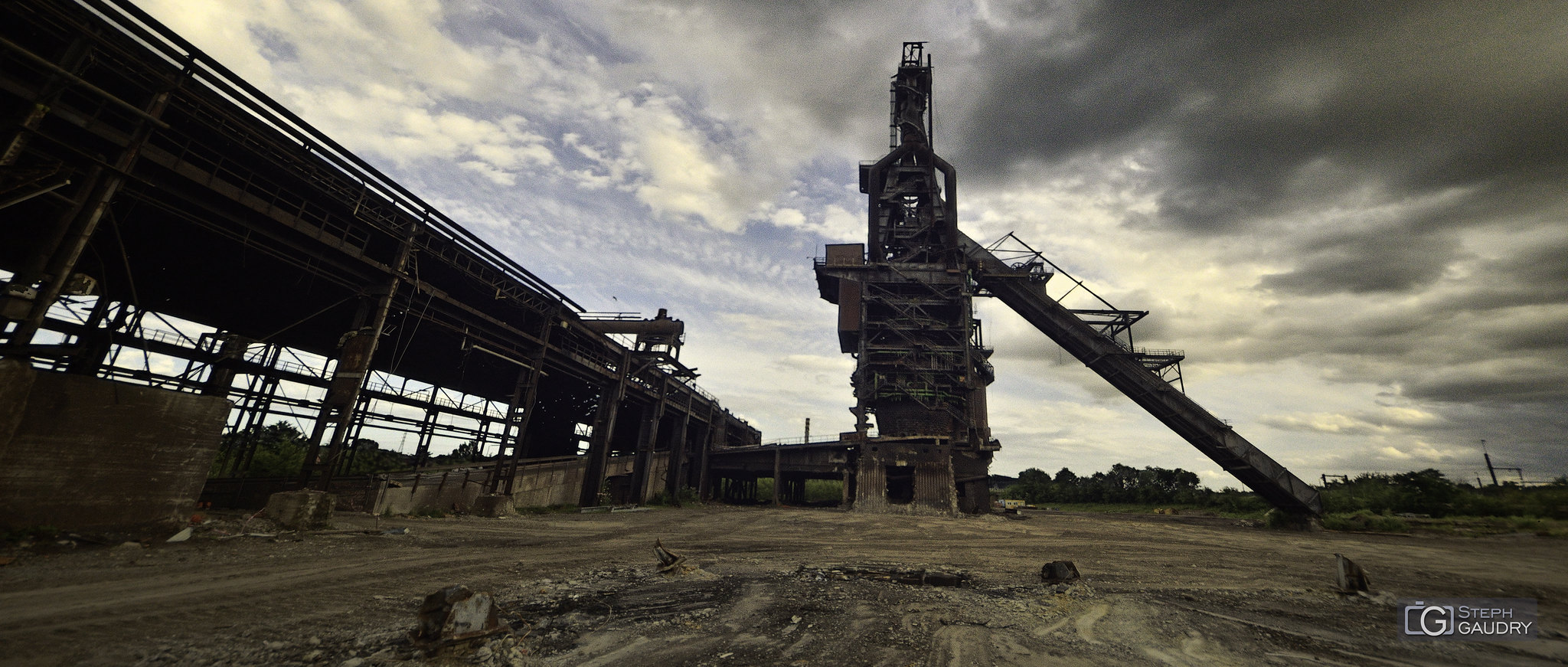 Haut Fourneau 6 des forges de Clabecq, pendant son démantellement [Cliquez pour lancer le diaporama]