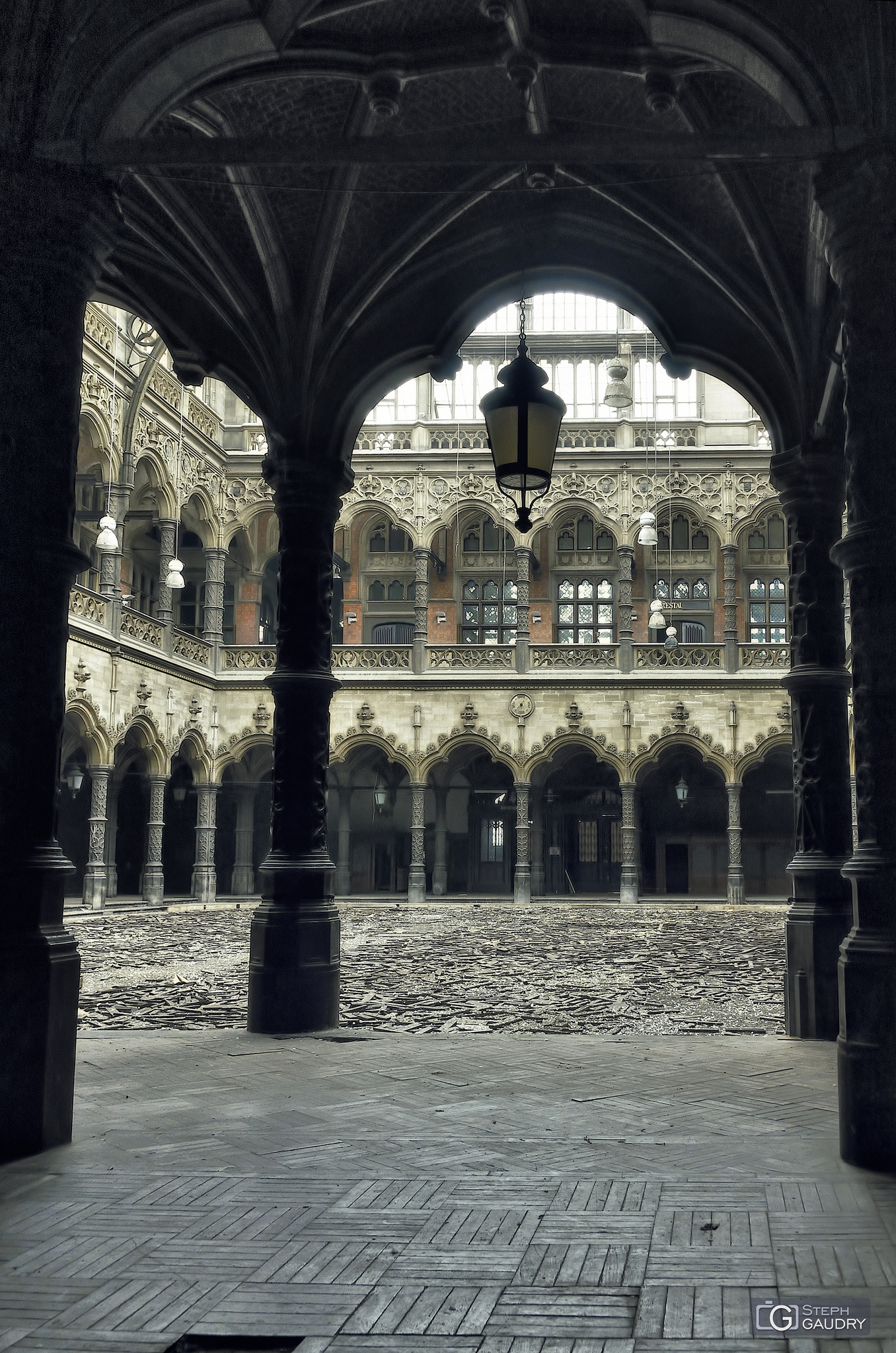 Chambre of Commerce, Covered alley and courtyard [Cliquez pour lancer le diaporama]