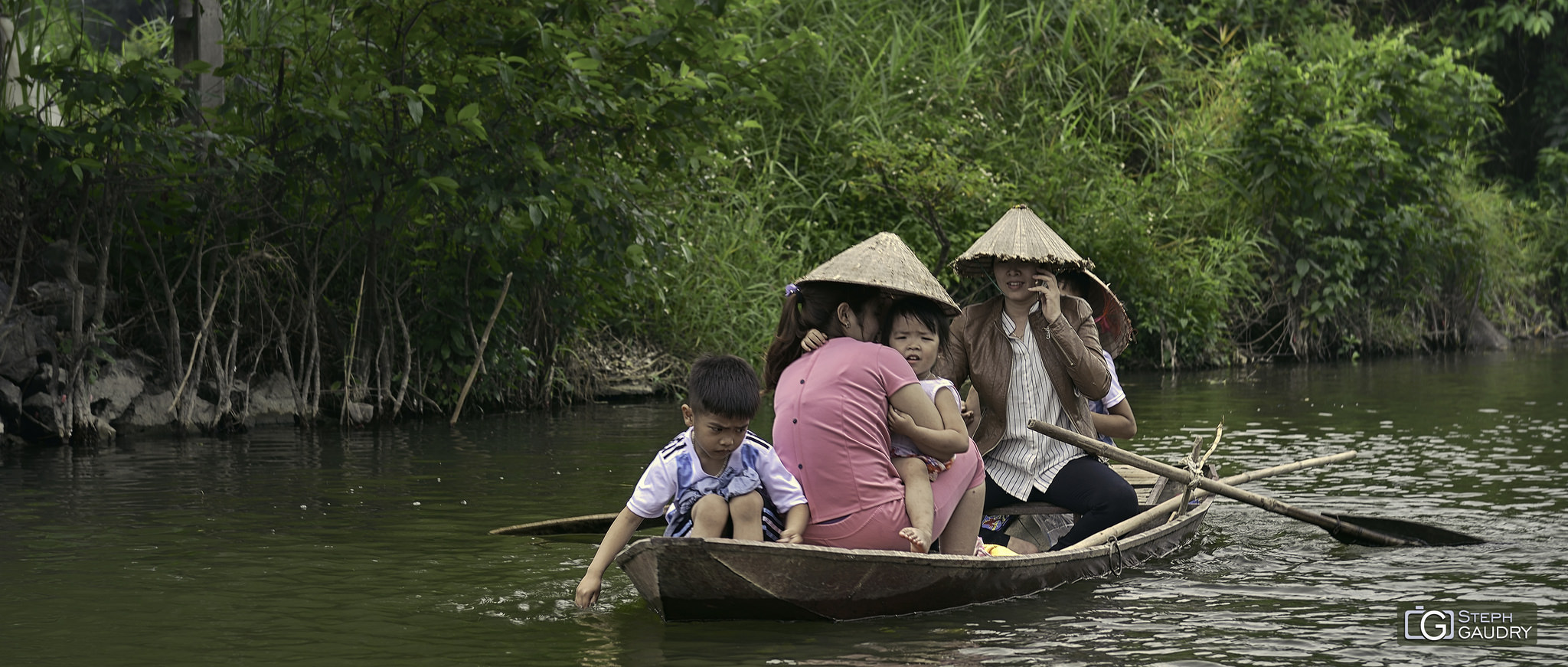 En famille sur la rivière Ngo Dong [Cliquez pour lancer le diaporama]