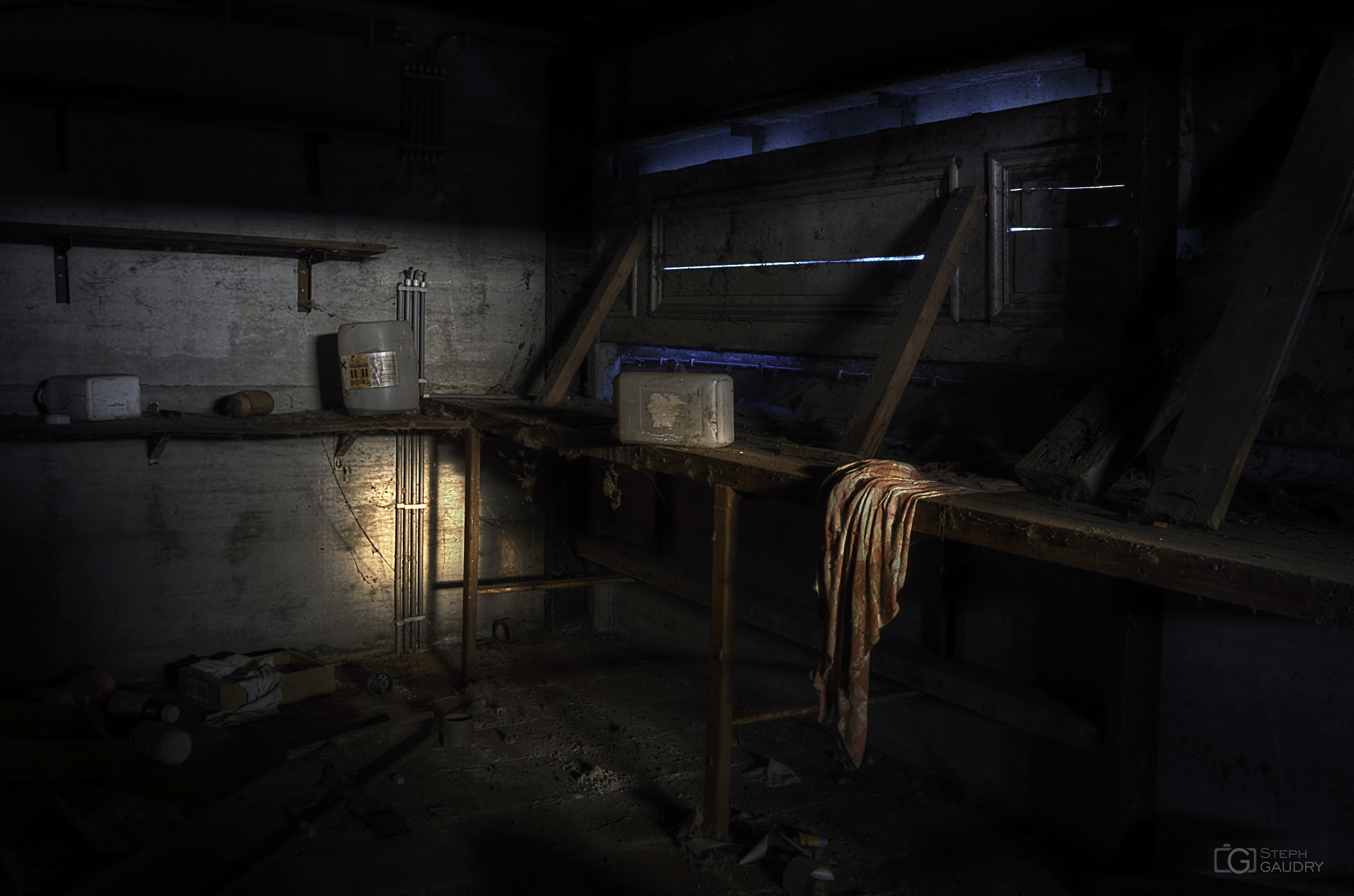 Doel, Twilight in the abandoned workshop [Klicken Sie hier, um die Diashow zu starten]