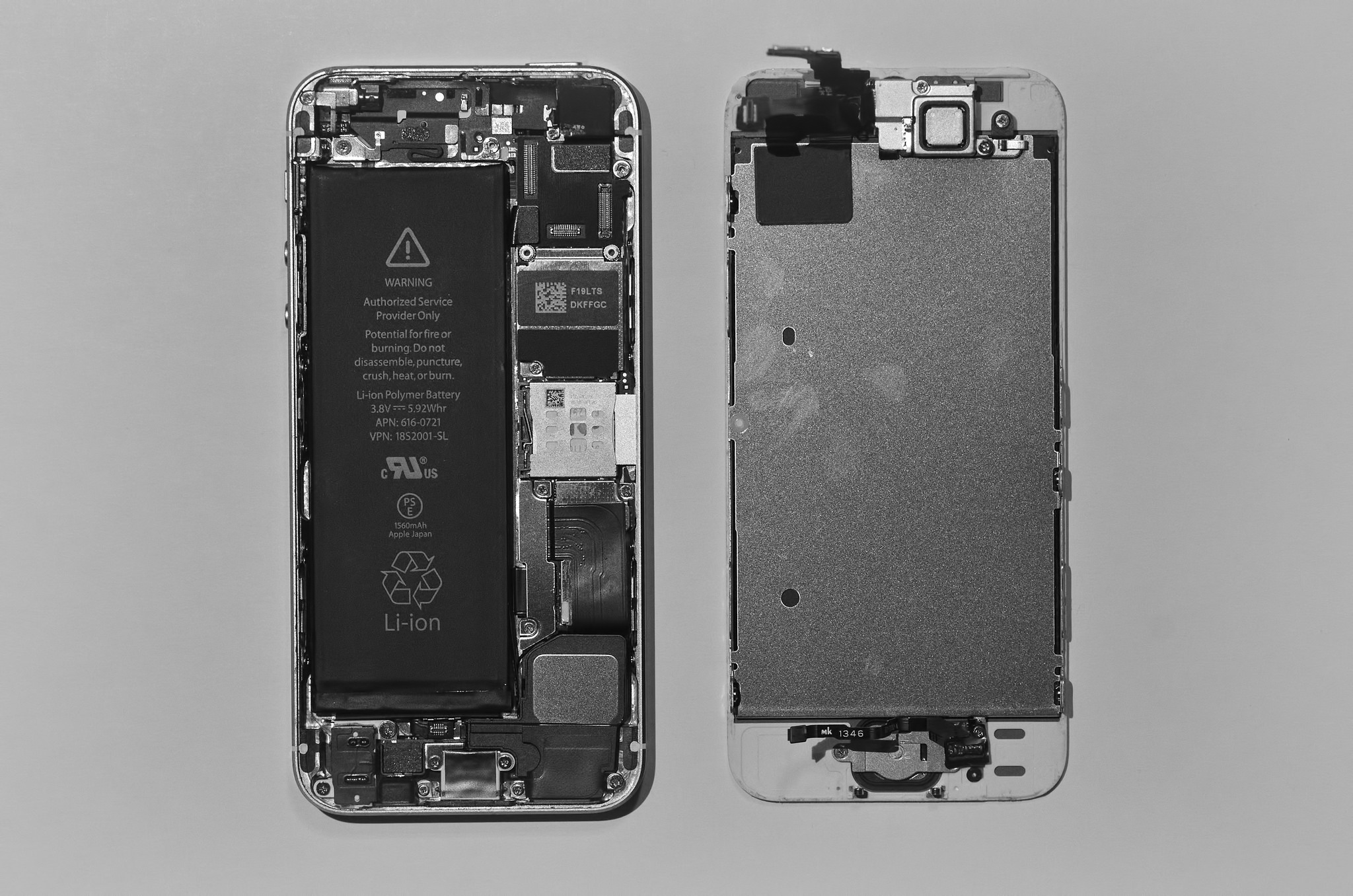 Démontage de l'iPhone 5s - les connecteurs de l'écran
