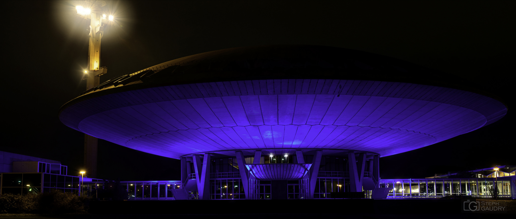 Evoluon by night [Cliquez pour lancer le diaporama]