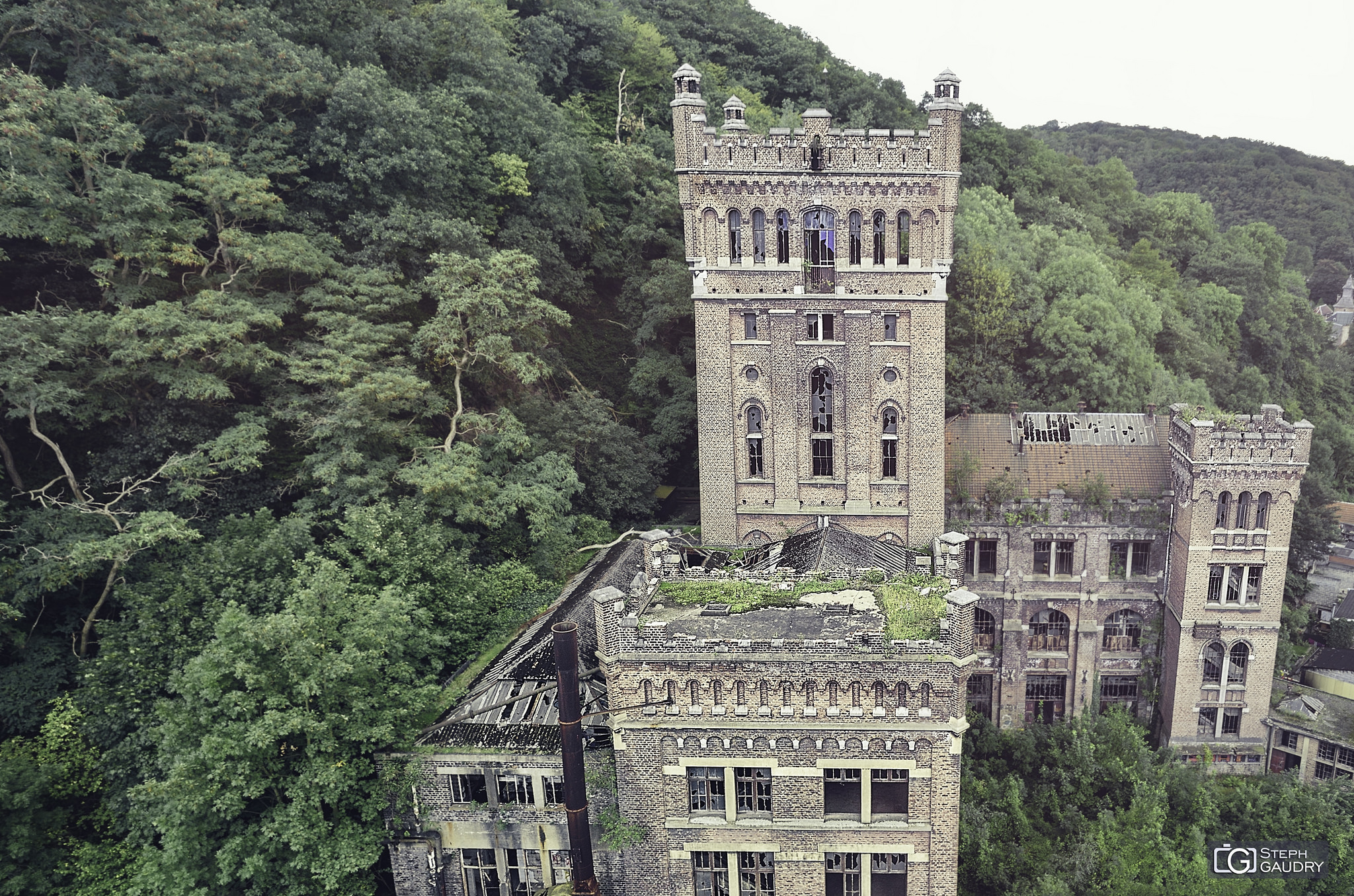 Le château (puits n°1) vu depuis la tour du puits n°3 [Klicken Sie hier, um die Diashow zu starten]