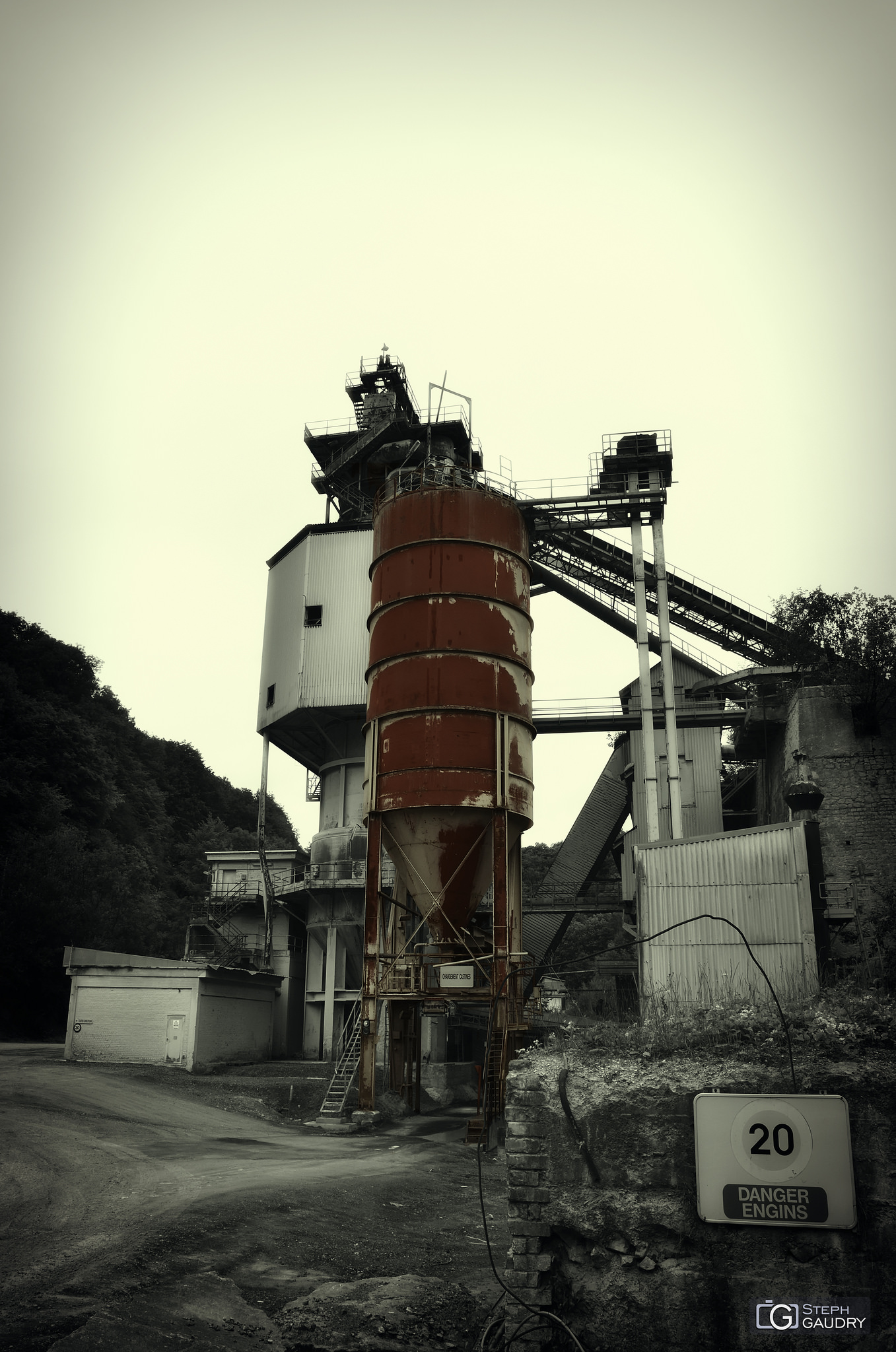 Fermes et ateliers abandonnés / Red tank