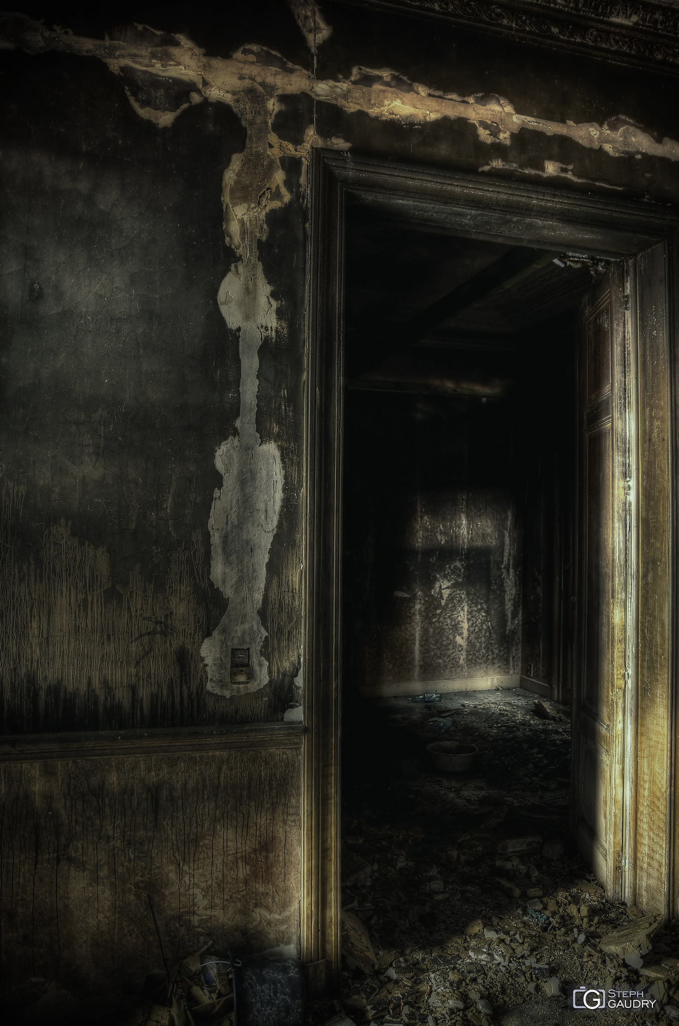 Burned-out living room [Klicken Sie hier, um die Diashow zu starten]