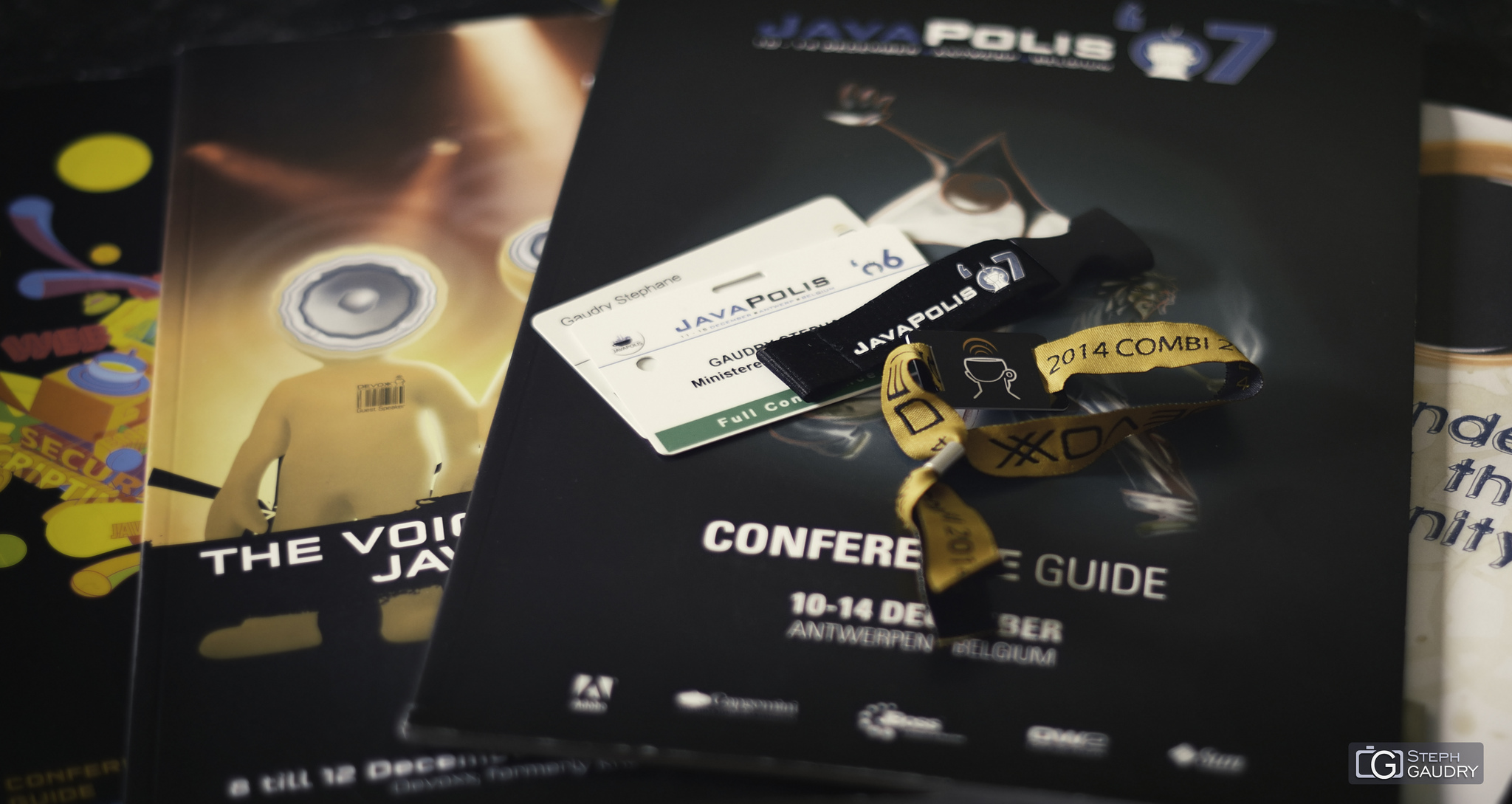 Devoxx 2014:  After the last talk, the bracelet can now join the geek stuff. [Cliquez pour lancer le diaporama]