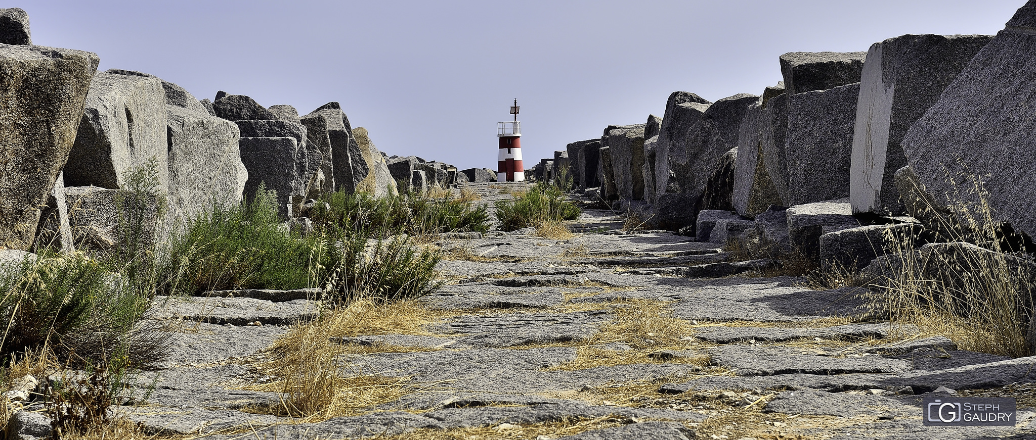 o farol na foz da Ribeira de Odiáxere