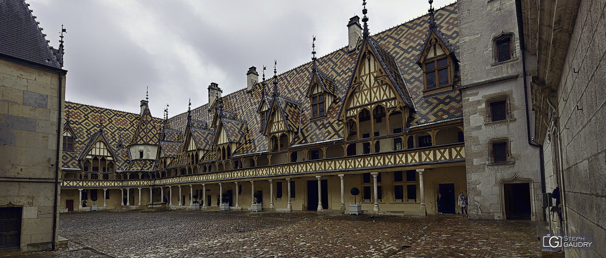 Cour intérieure des hospices de Beaune [Click to start slideshow]
