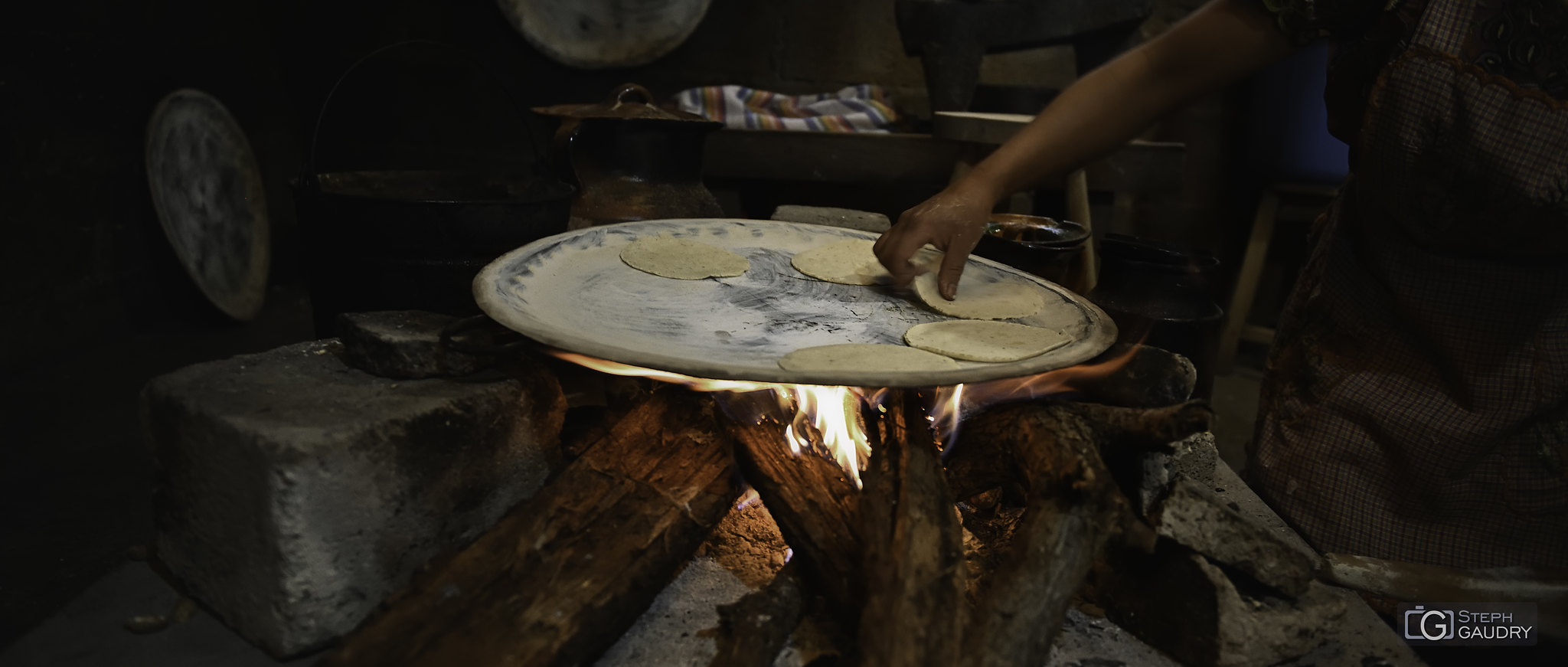 Tacos mexicanos - cocinar a fuego de leña