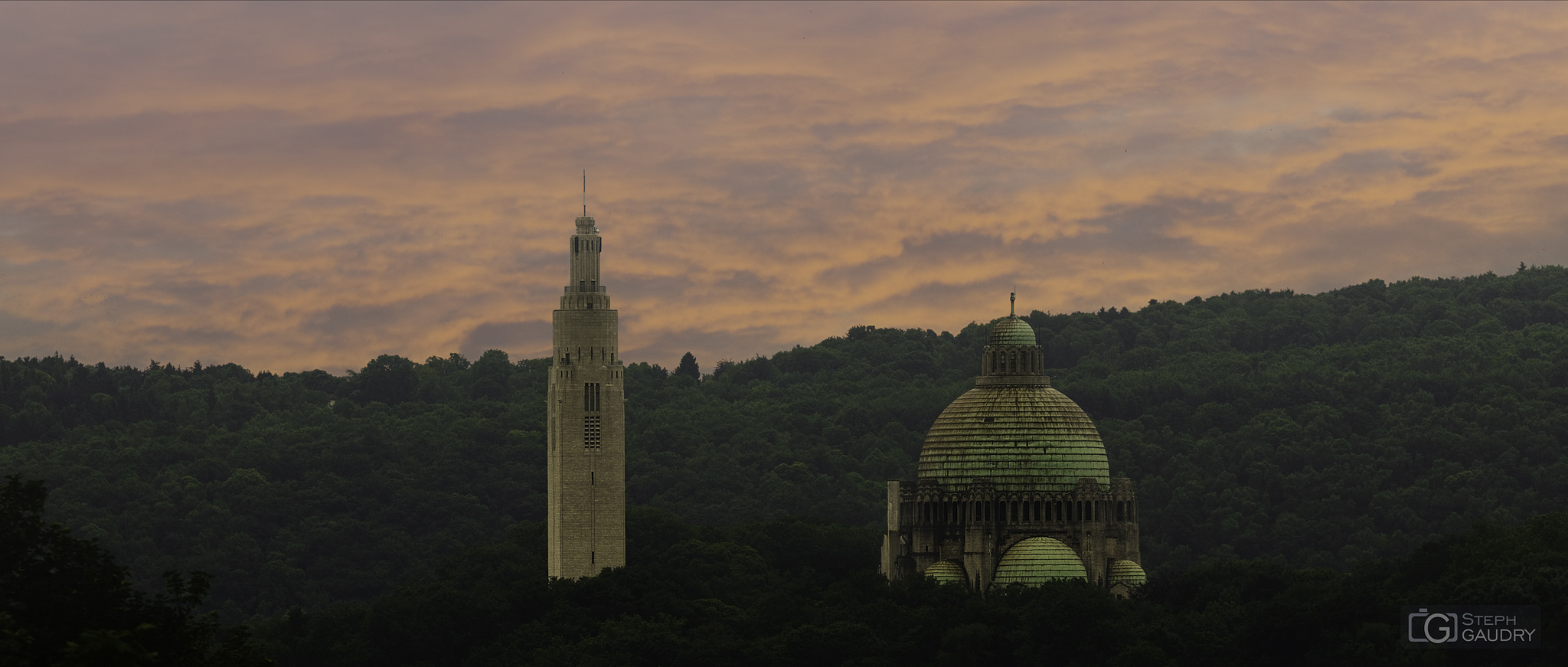 Mémorial Interallié et l'église du Sacré-Cœur [Klik om de diavoorstelling te starten]