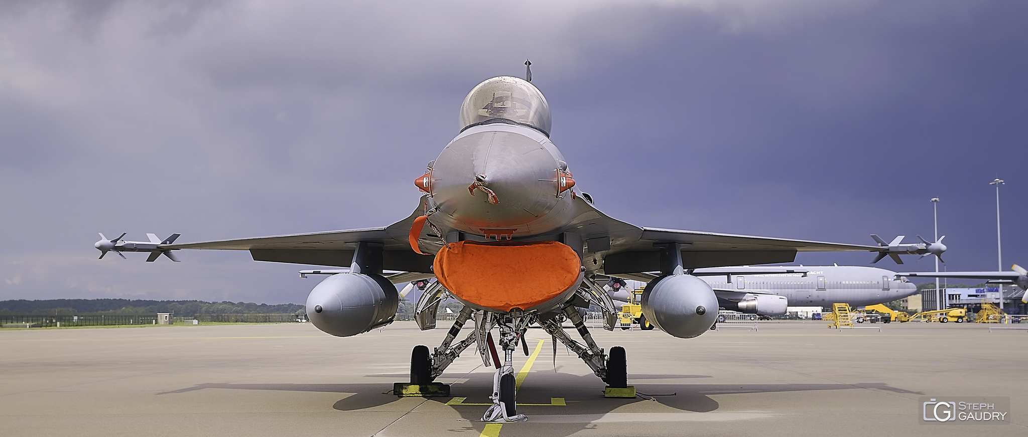 F-16 Fighting Falcon - vue de face [Klik om de diavoorstelling te starten]