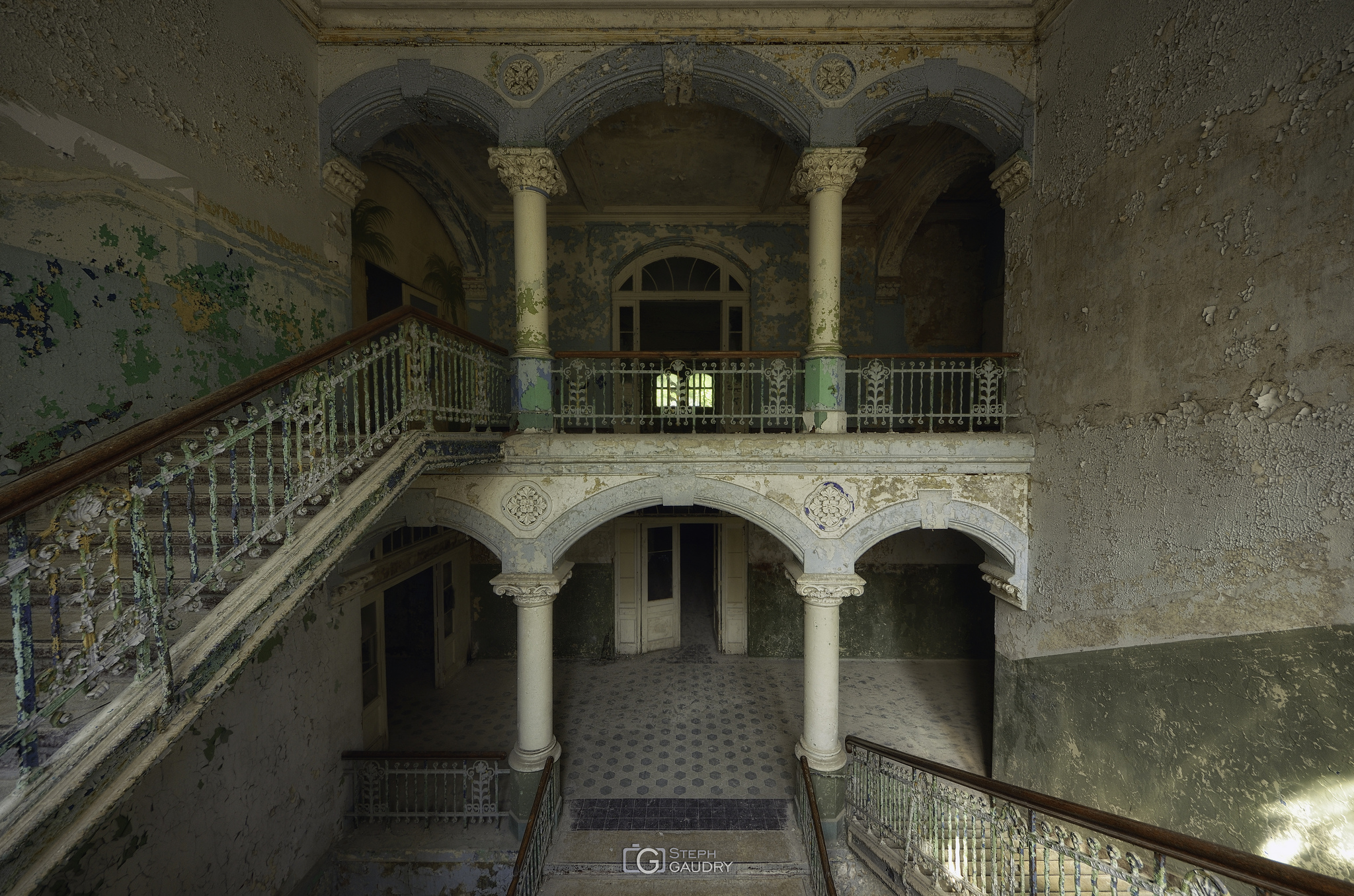 Beelitz Heilstatten - arcades et escaliers du pavillon des hommes [Klik om de diavoorstelling te starten]