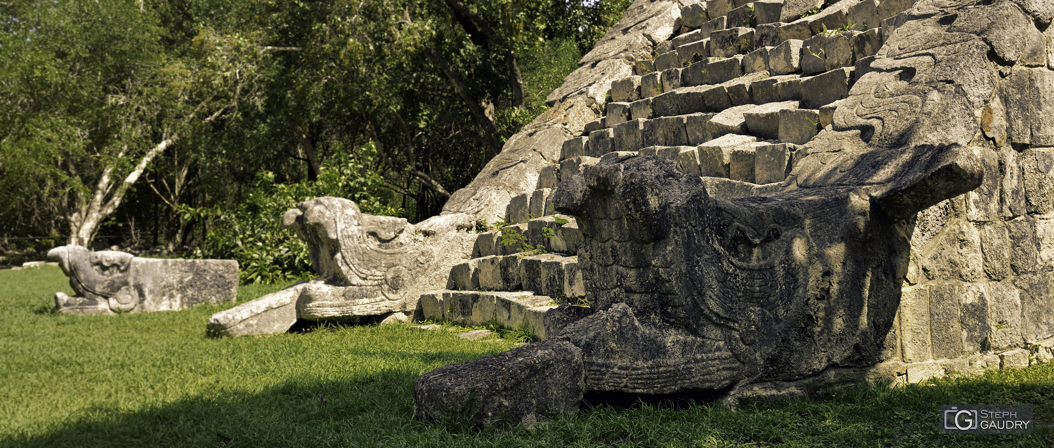 Chichen Itza - décorations en bas des escaliers [Klicken Sie hier, um die Diashow zu starten]