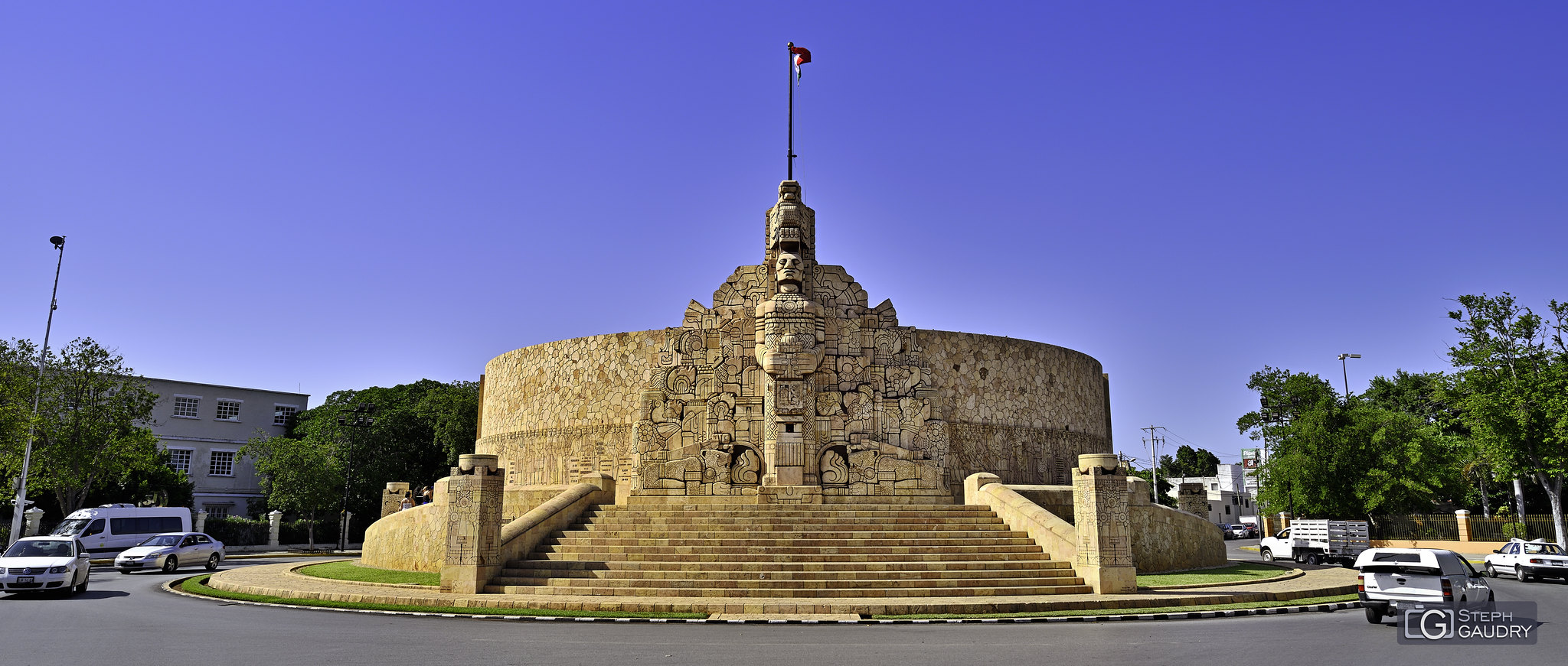 Merida - arrière du monument à la Patrie [Klik om de diavoorstelling te starten]