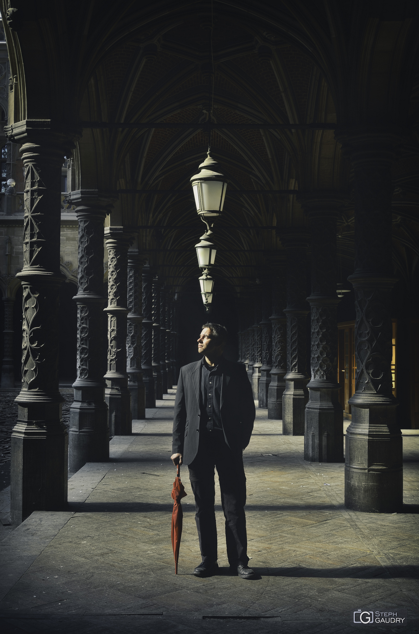 Autoportrait au parapluie rouge [Cliquez pour lancer le diaporama]