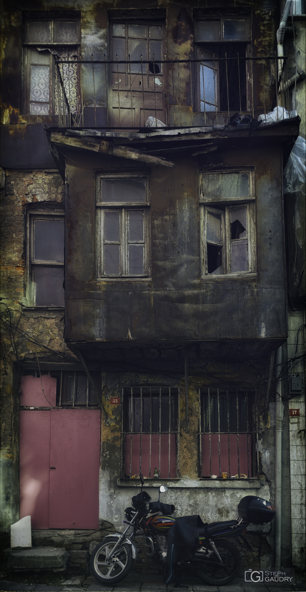 Istanbul / Pas ile kaplı bir ev