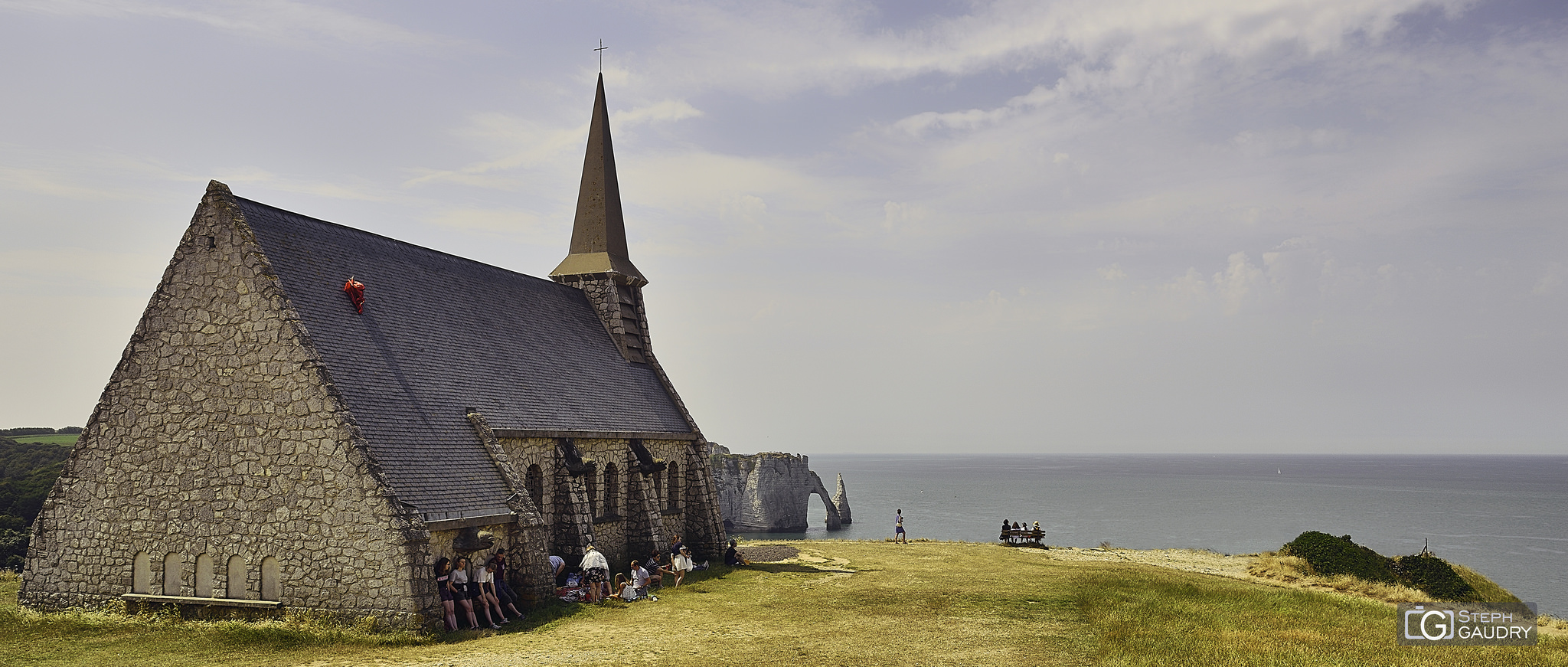 Etretat, les falaises d'Aval vues depuis la chapelle Notre Dame de la Garde - 2018_07_27_134657 [Klik om de diavoorstelling te starten]