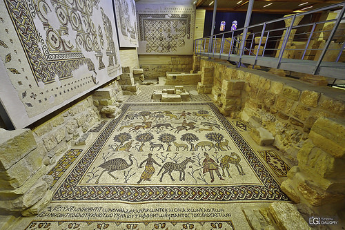 Mosaïque du diakonikon-baptistère de la basilique du mémorial de Moïse au Mont Nébo