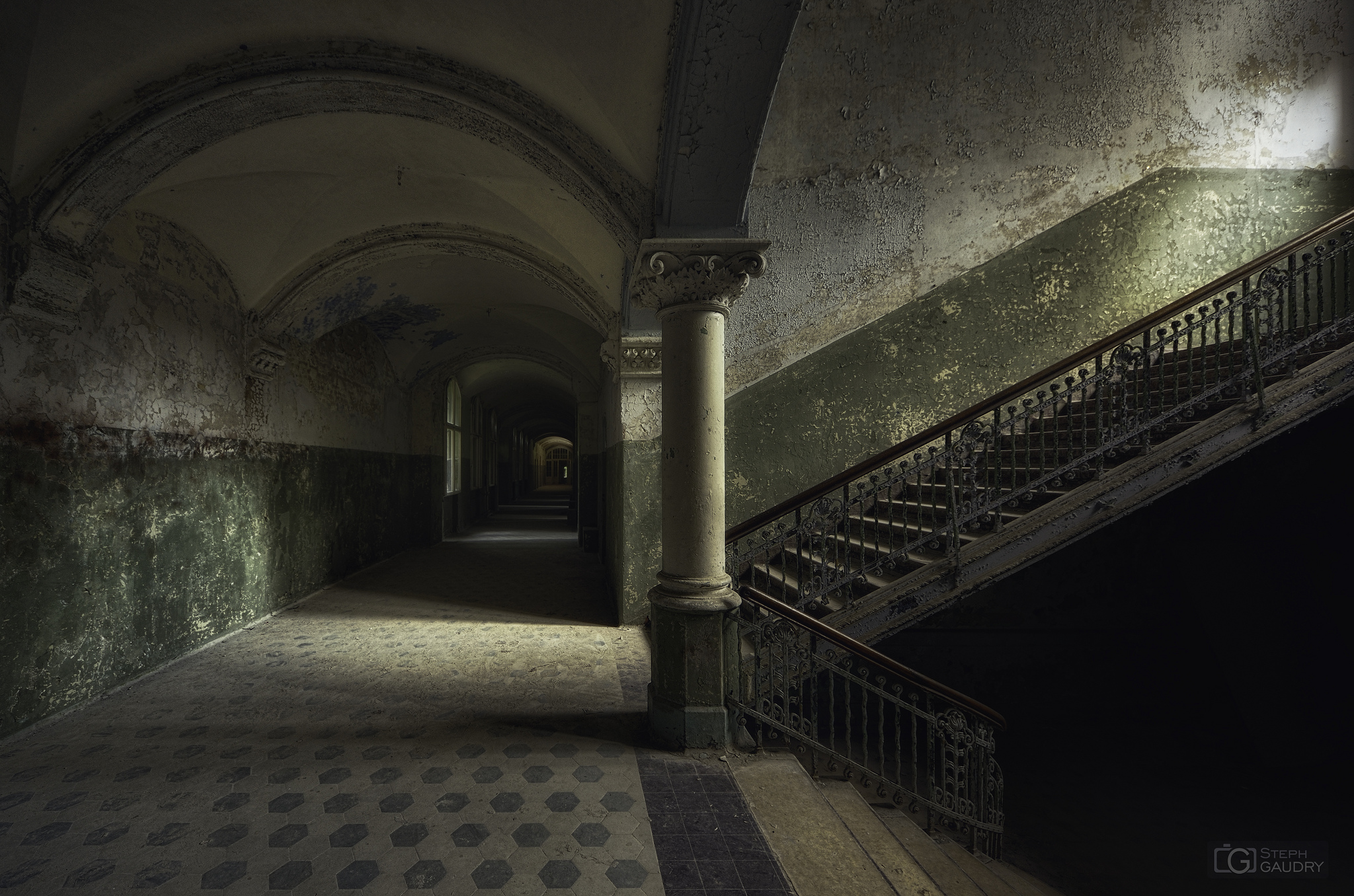 Beelitz Heilstatten - couloir et escalier du pavillon des hommes [Klik om de diavoorstelling te starten]