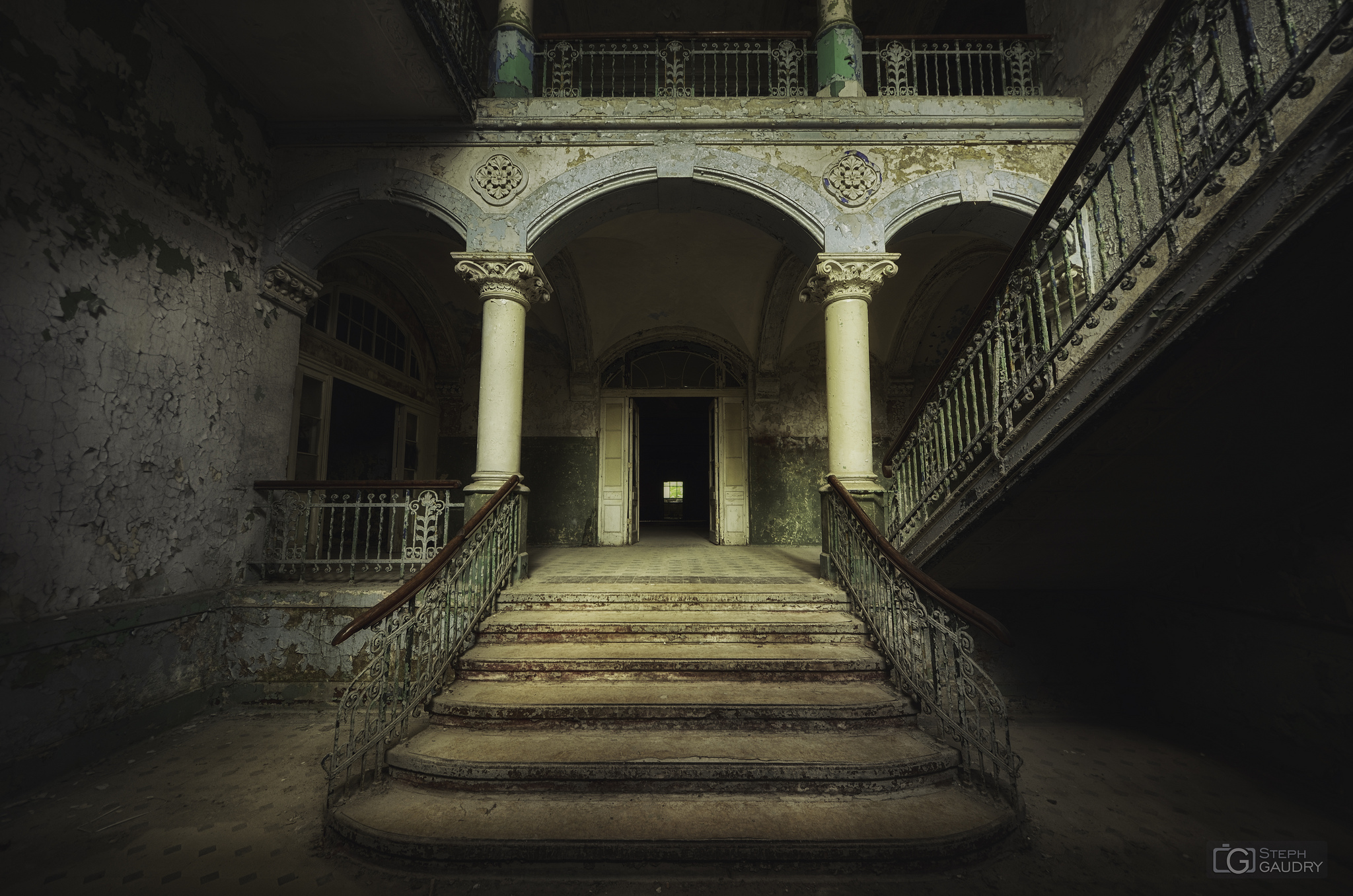 Beelitz Heilstatten - escalier du pavillon des hommes [Klik om de diavoorstelling te starten]