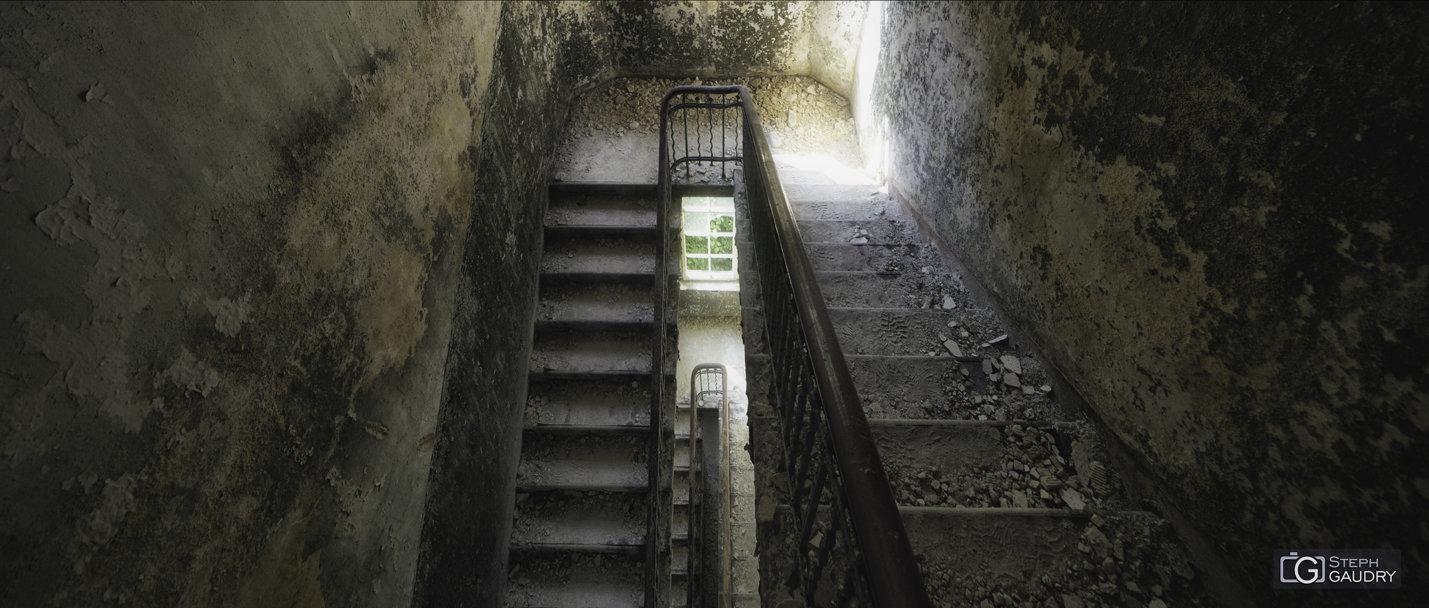 Escaliers décrépis d'un sanatorium de l'Est
