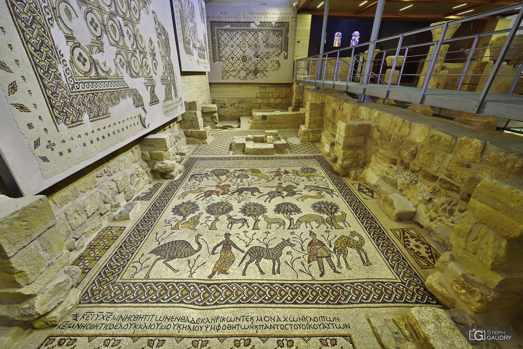 Mosaïque du diakonikon-baptistère de la basilique du mémorial de Moïse au Mont Nébo