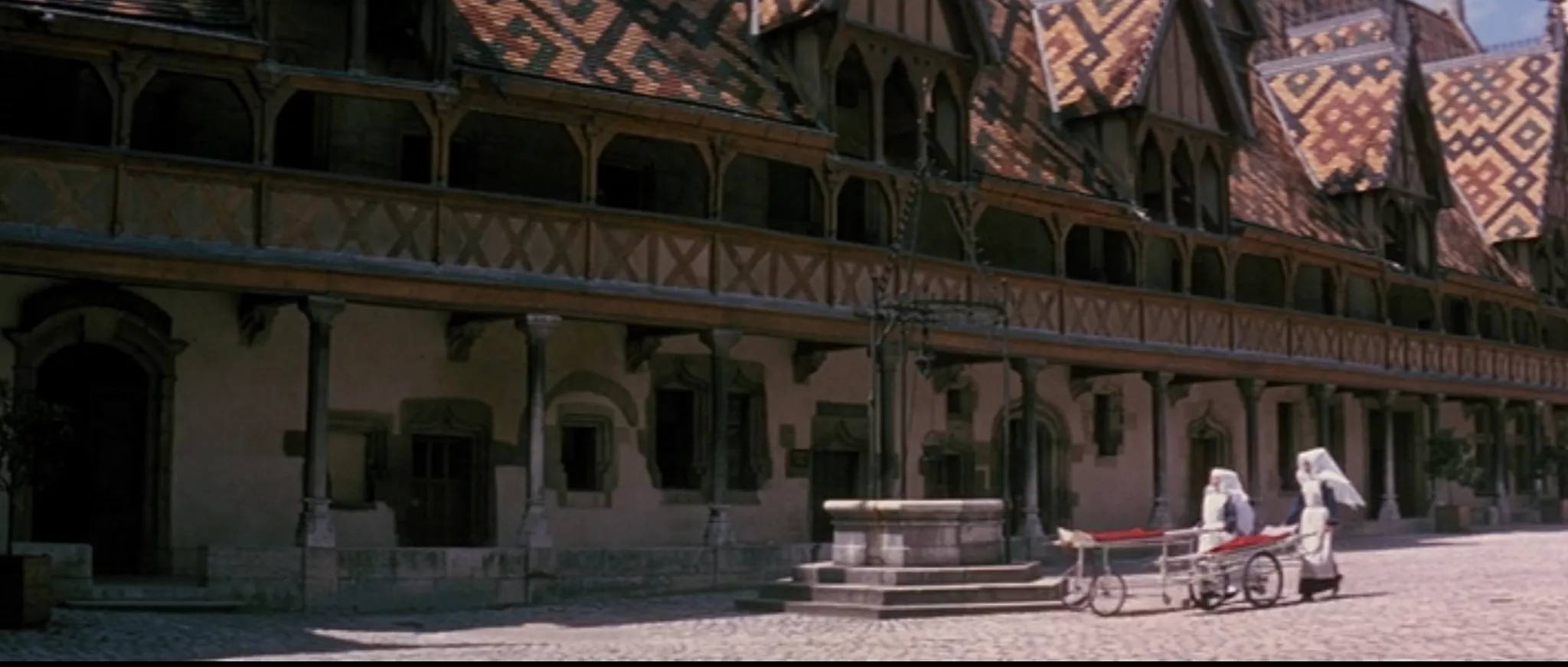 Extrait de la grande vadrouille: la cour intérieure