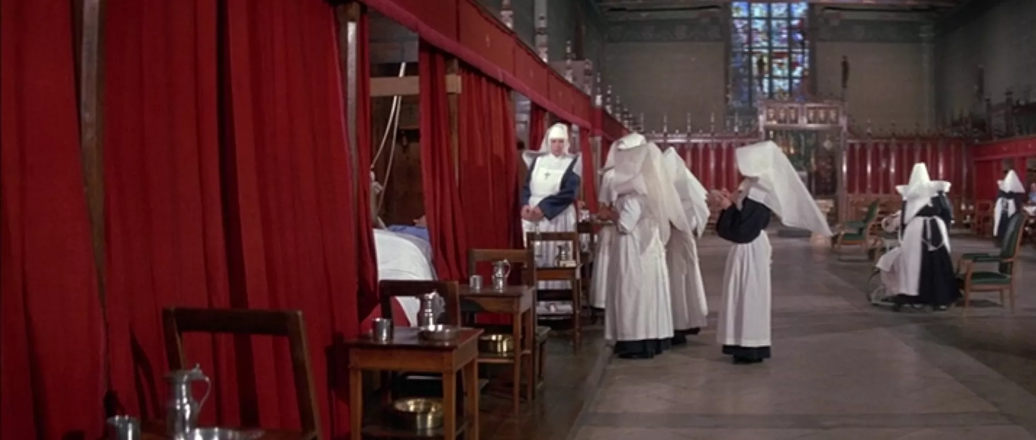 Extrait de la grande vadrouille: les lits de la salle des Pôvres